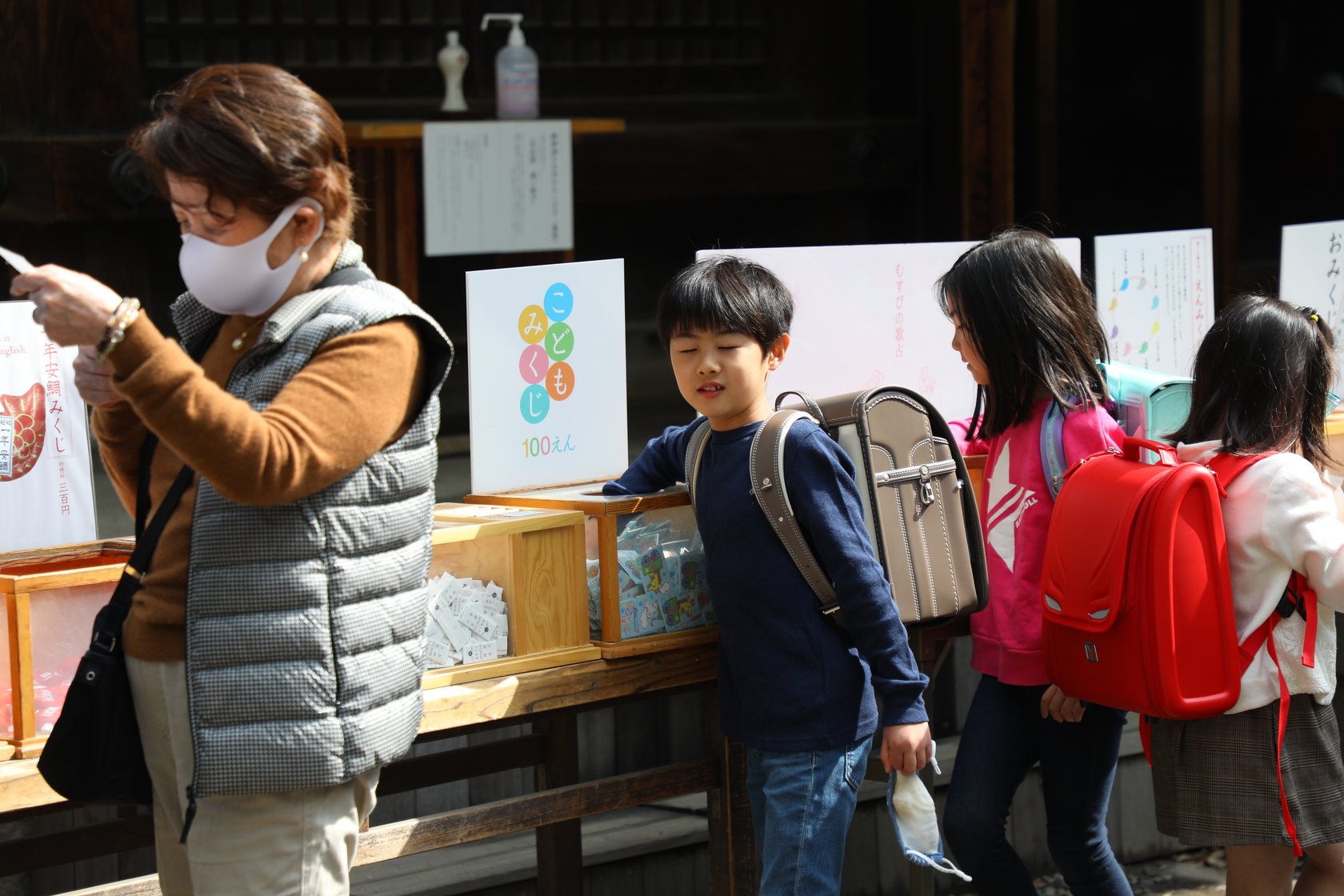 冰川神社不僅有鯛魚御神籤也有玉石或專門給小孩的籤詩。