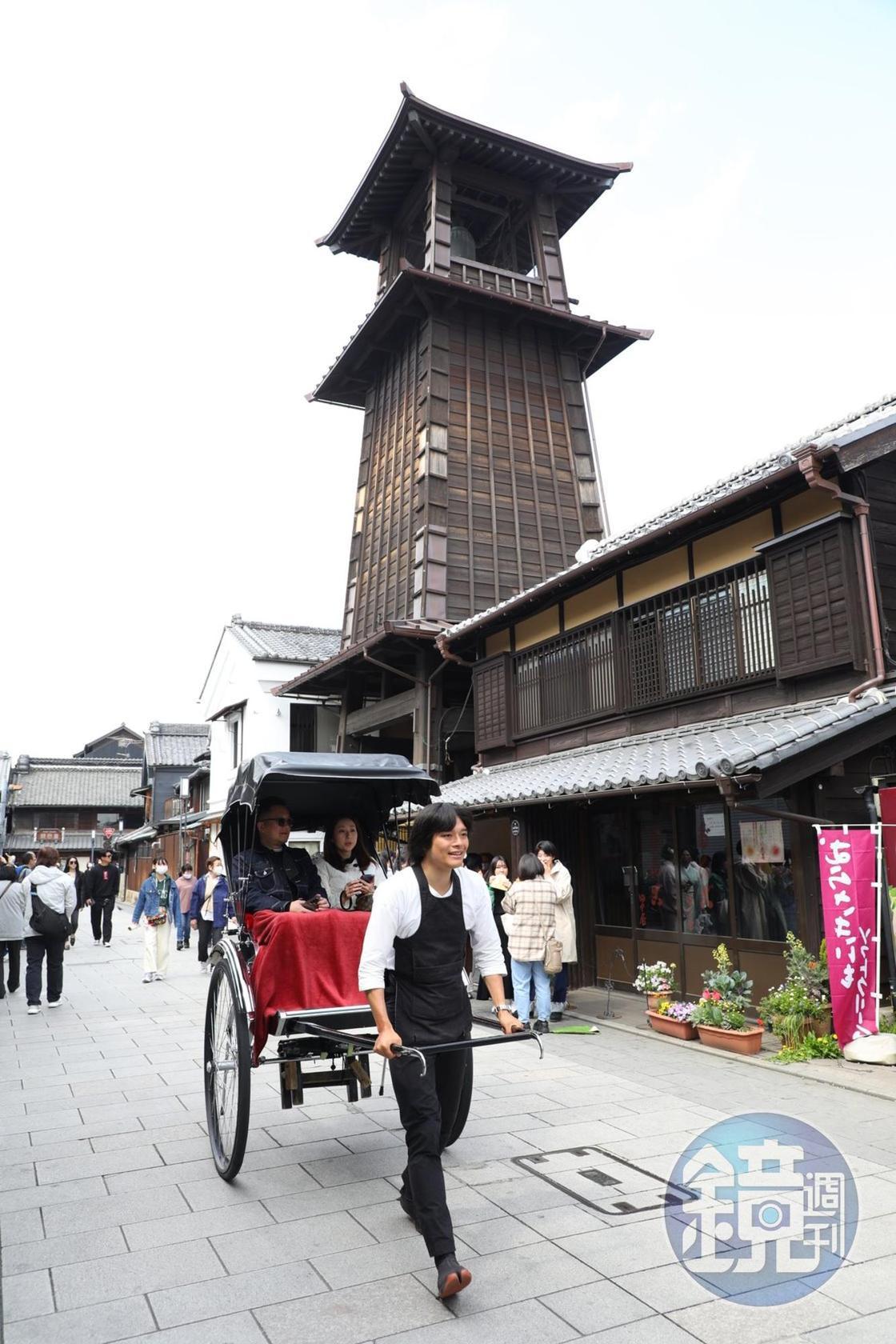 搭乘人力車也是遊老街的體驗方式之一。
