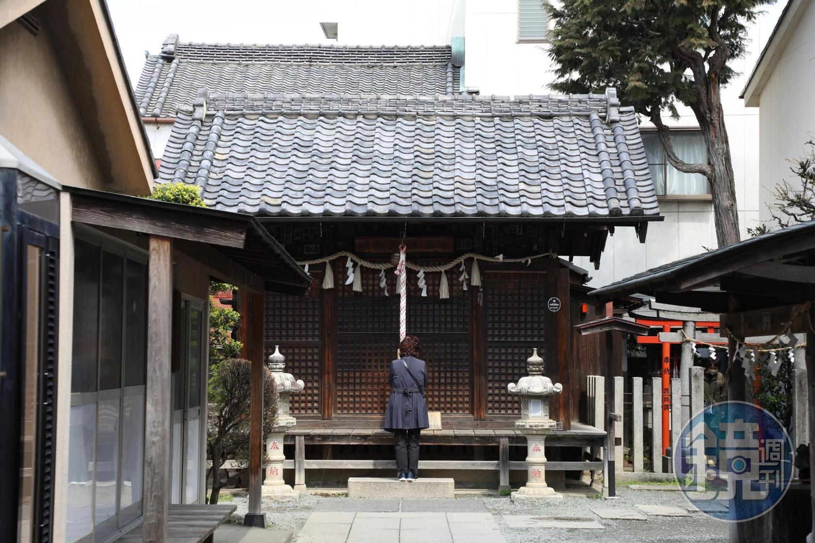 位在老街的藥師佛神社，據說治療眼疾相當靈驗。