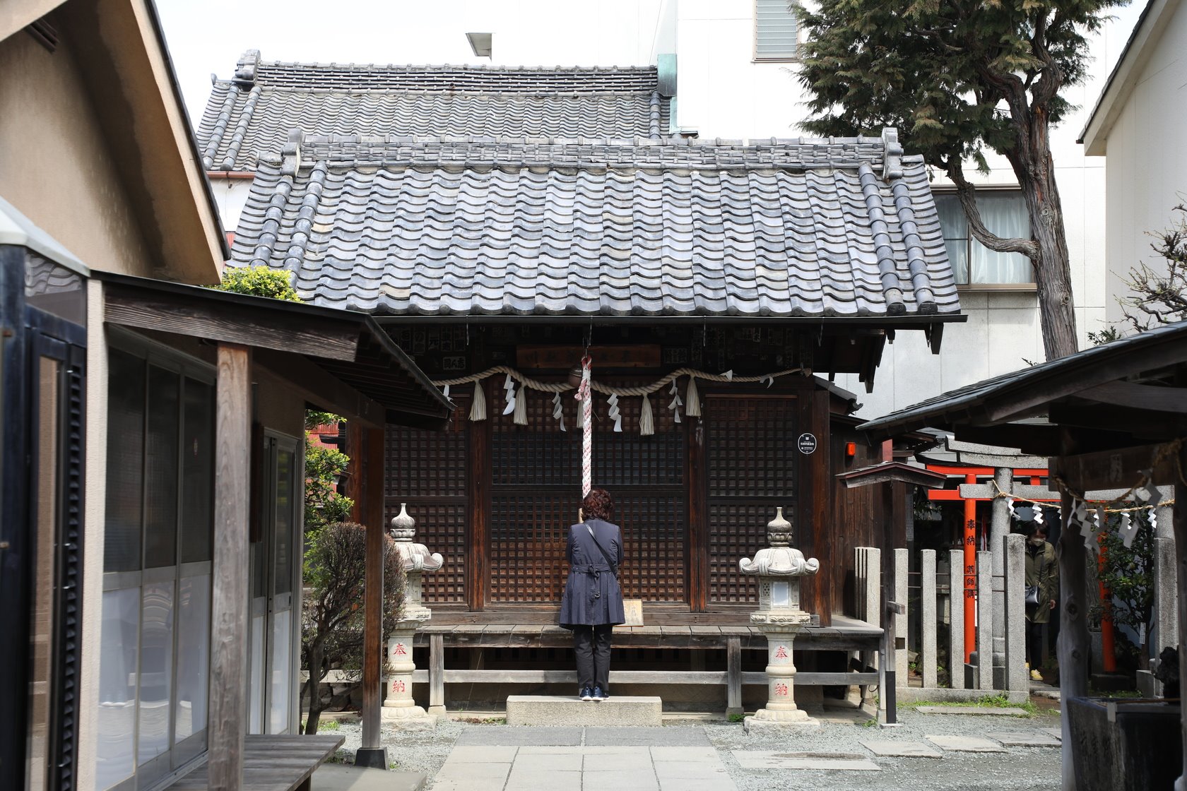 位在老街的藥師佛神社，據說治療眼疾相當靈驗。