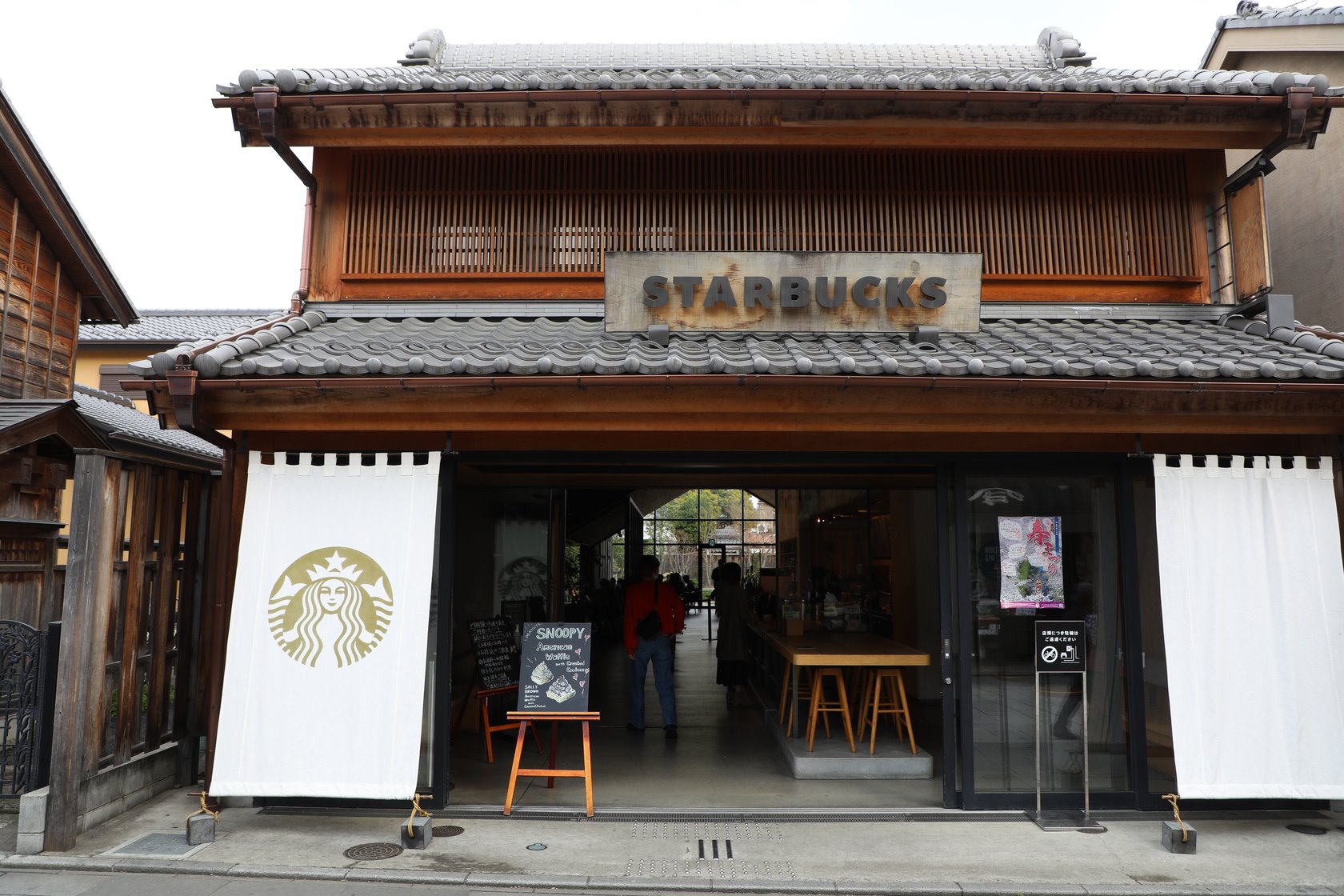 當地的星巴克也毫無違和地融入古老藏造建築中。