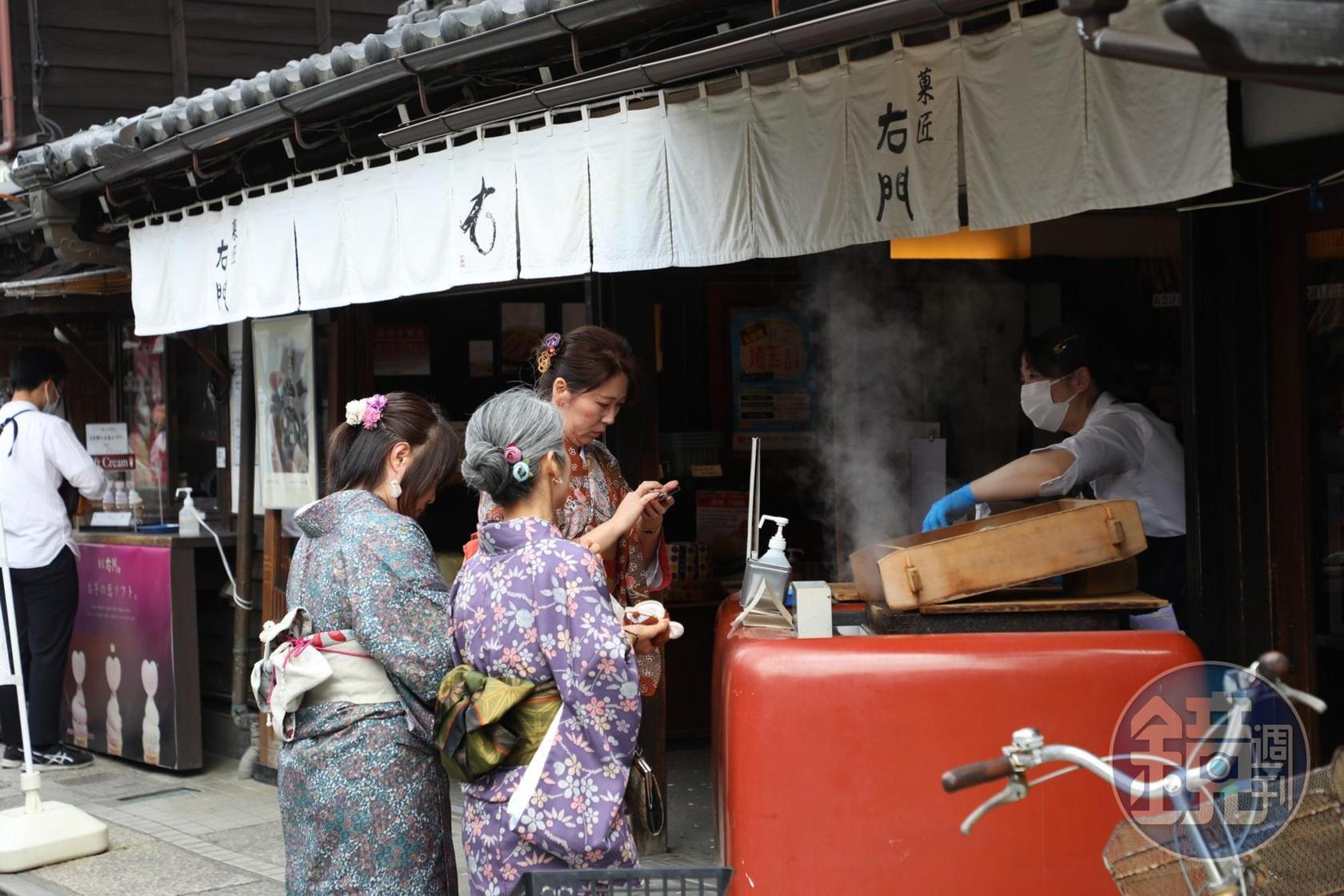 購買いも恋（紅薯戀）的客人絡繹不絕。