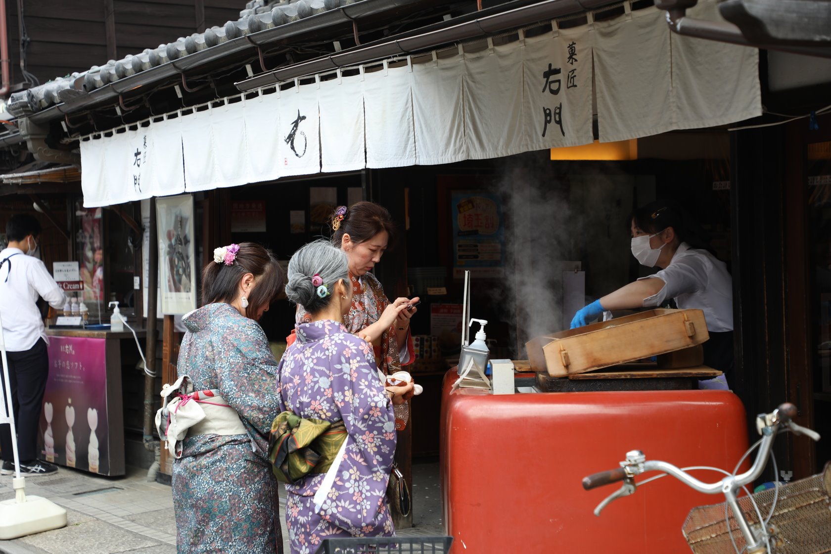 購買いも恋（紅薯戀）的客人絡繹不絕。
