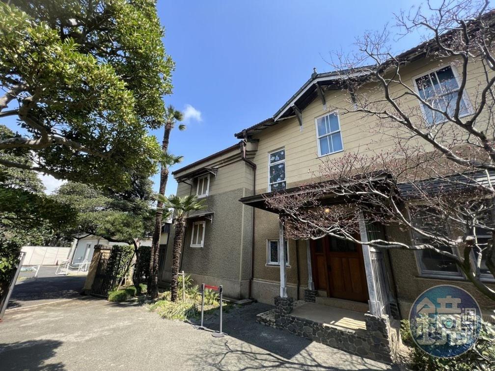 舊山崎家別邸是層樓的建築物，低調幽靜。