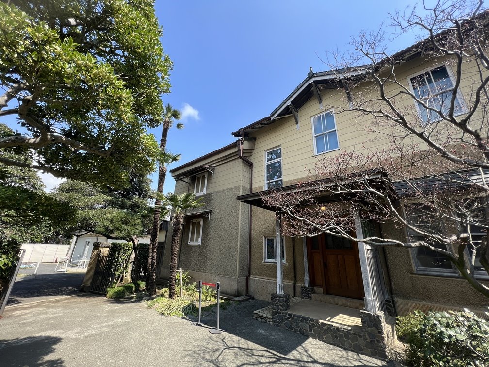 舊山崎家別邸是層樓的建築物，低調幽靜。
