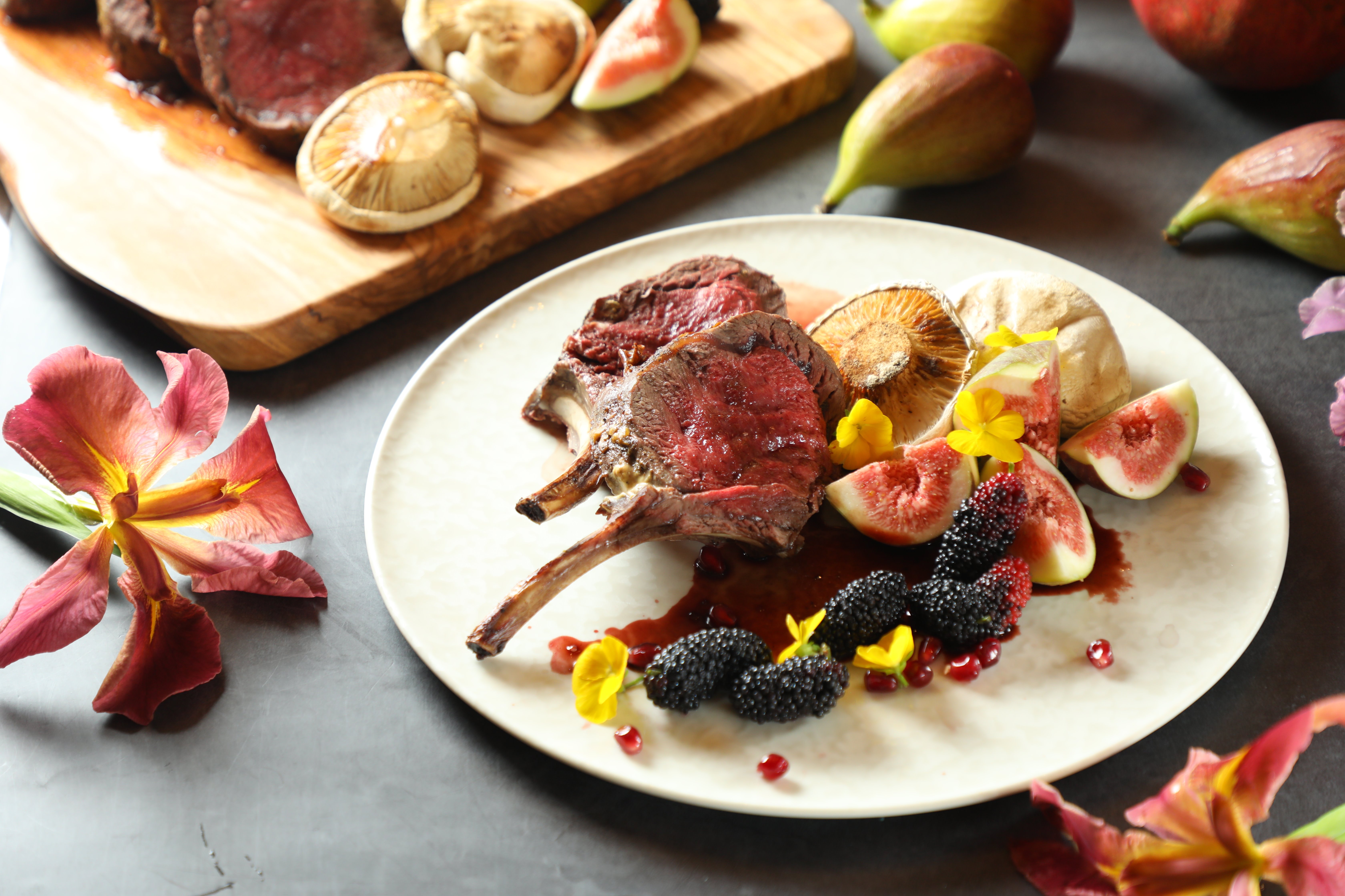 味美性甘的「烤鹿肉」豐盛上桌，看得出為什麼中醫說此物養血。