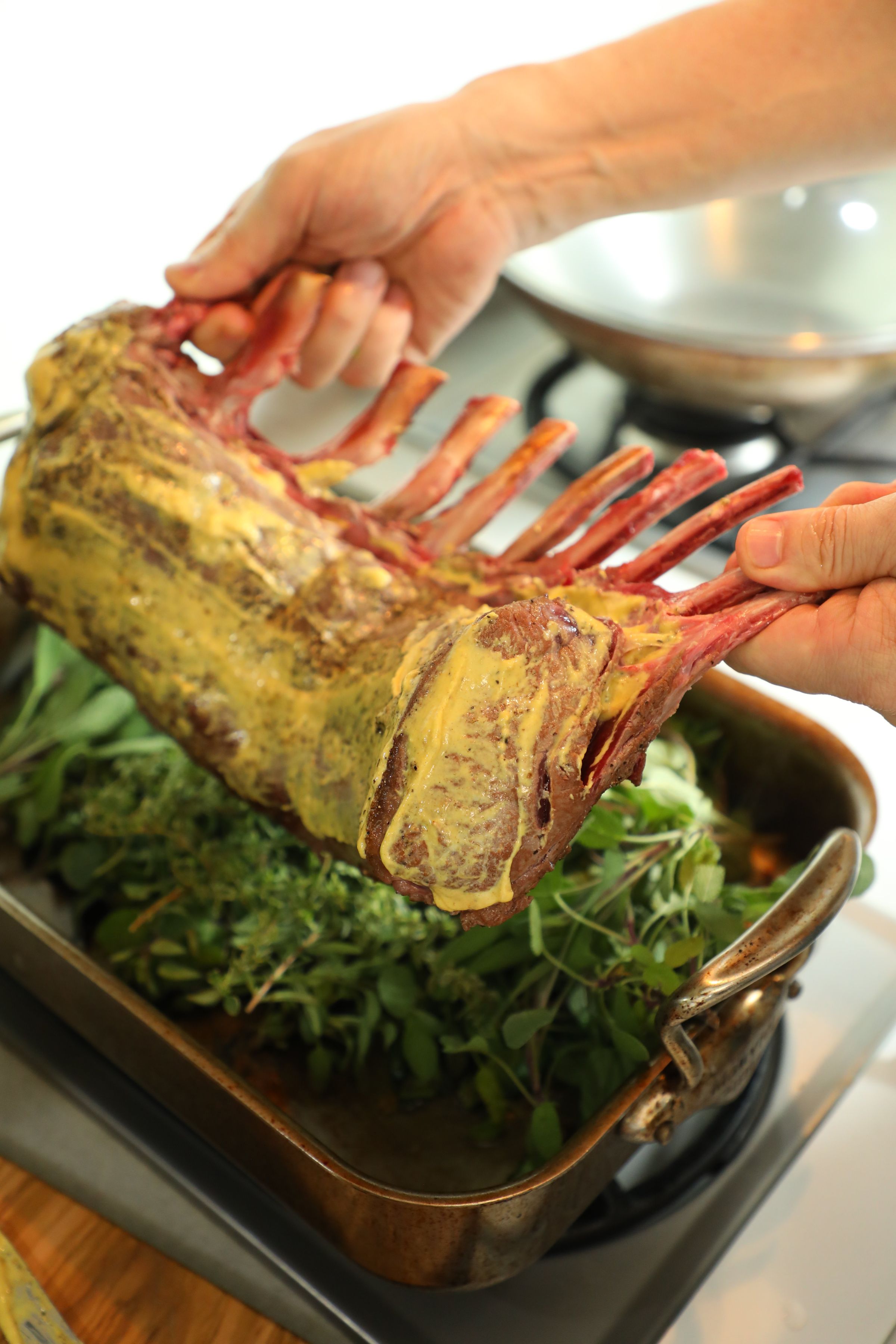 將整塊鹿肉排放在香草上面。