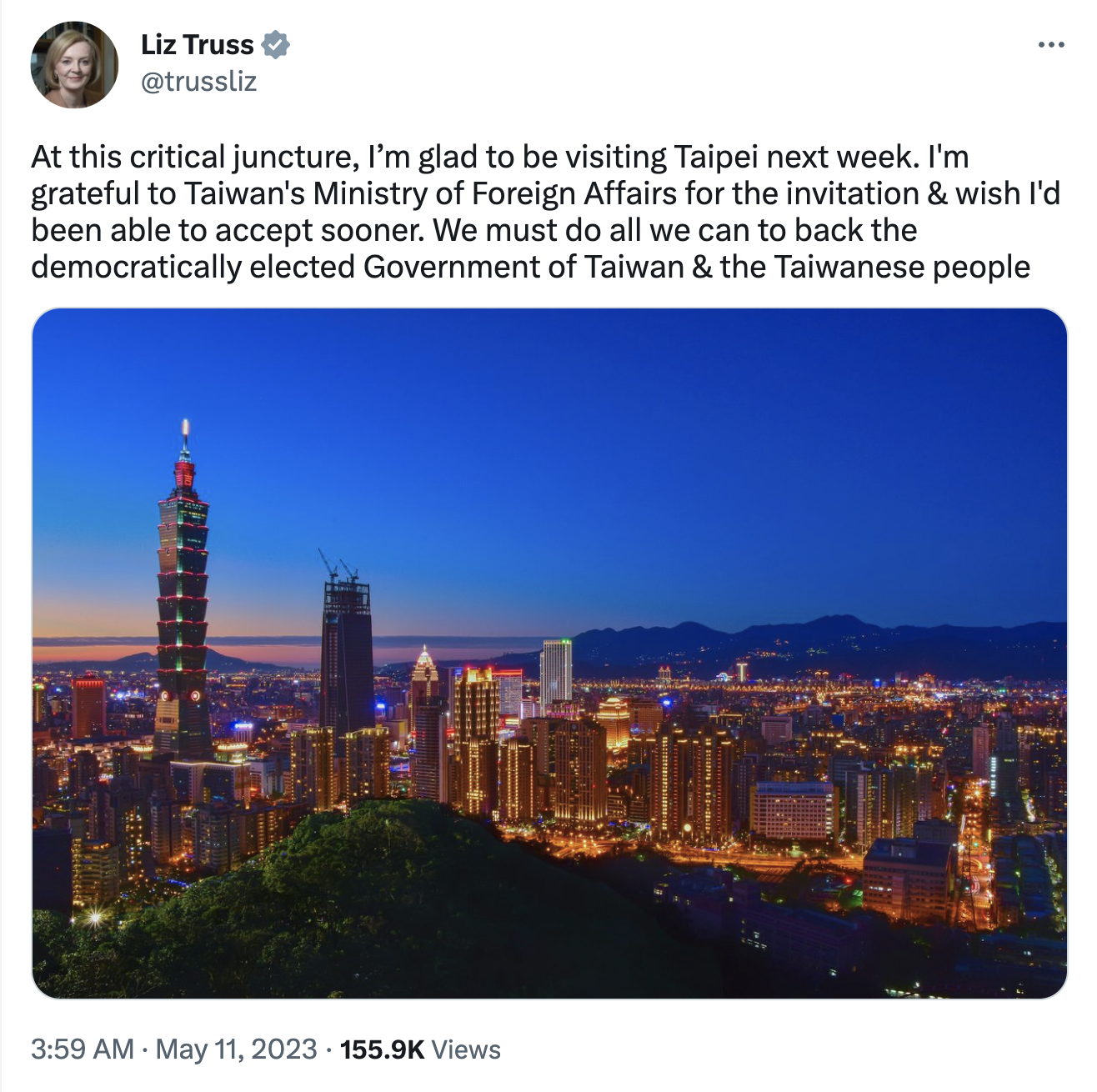 特拉斯貼出台北101夜景照，力挺台灣。（翻攝 Liz Truss推特）