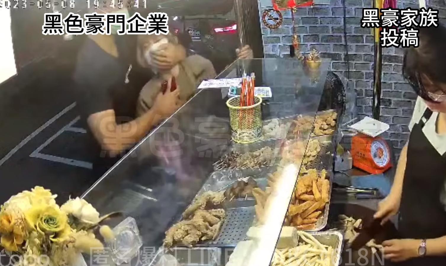 有網友分享在粉專「黑色豪門企業」，少年在鹽酥雞攤前試圖強行擄走少女，遭少女奮力抵抗。（翻攝自黑色豪門企業）