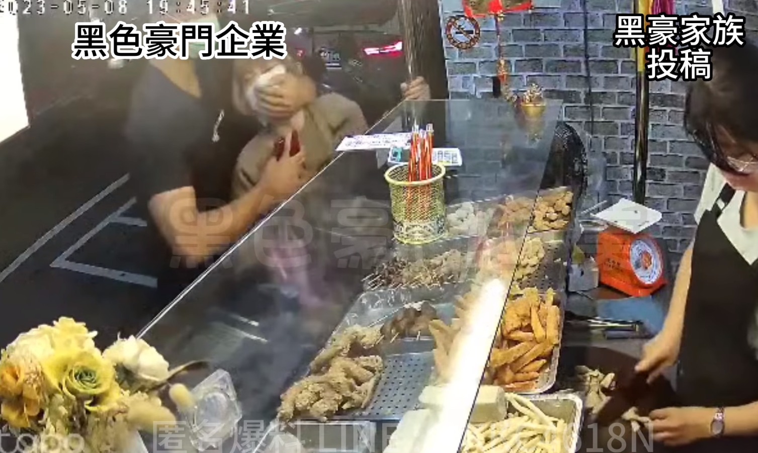 有網友分享在粉專「黑色豪門企業」，少年在鹽酥雞攤前試圖強行擄走少女，遭少女奮力抵抗。（翻攝自黑色豪門企業）