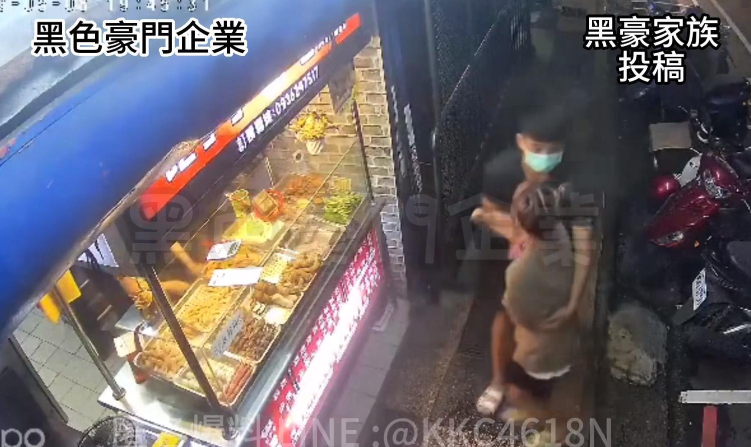 少年在鹽酥雞攤前試圖強行擄走少女，遭少女奮力抵抗。（翻攝自黑色豪門企業）