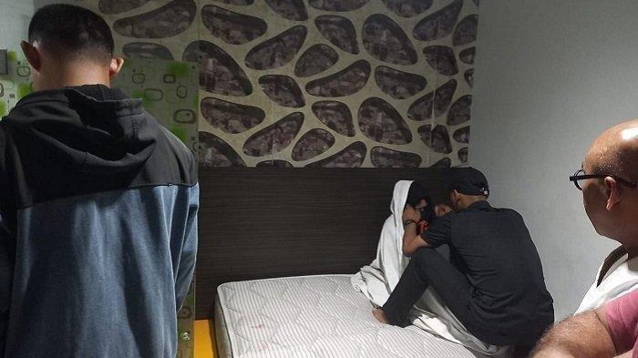 人妻被捉姦在床,全身赤裸、包著棉被蜷縮在角落。(翻自《Tribun》)