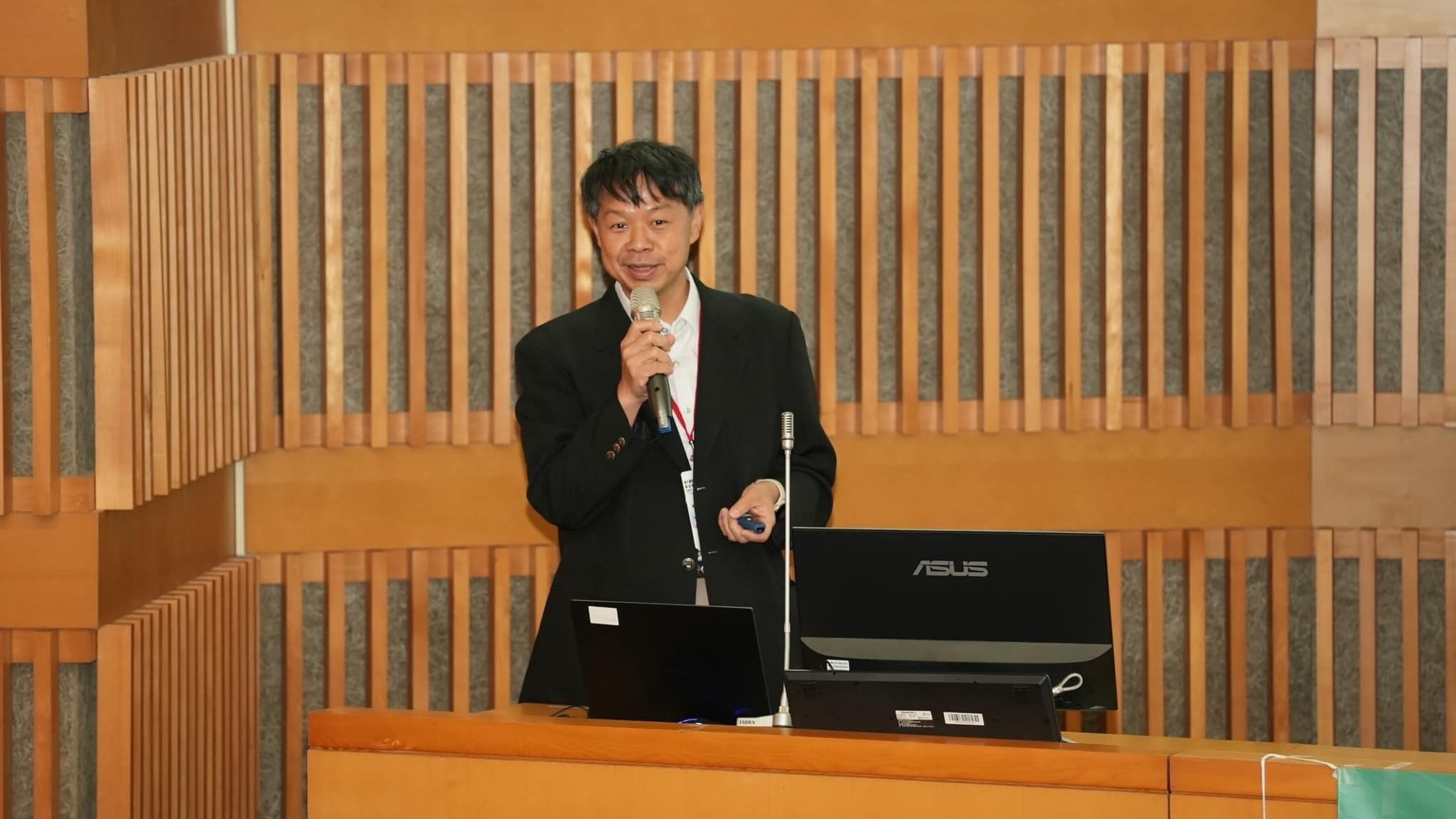 台大婦產科名醫施景中分享，有醫師被病患拿刀刺肚子的事件，相當驚悚。（翻攝自臉書Jin-Chung Shih）