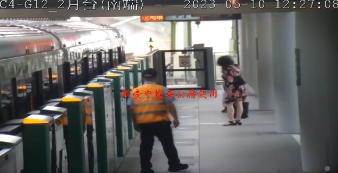 台中捷運遭建案所掉落的吊臂砸中，列車卻仍從車站發車、直直撞上，造上1死10傷的悲劇。（中捷提供）