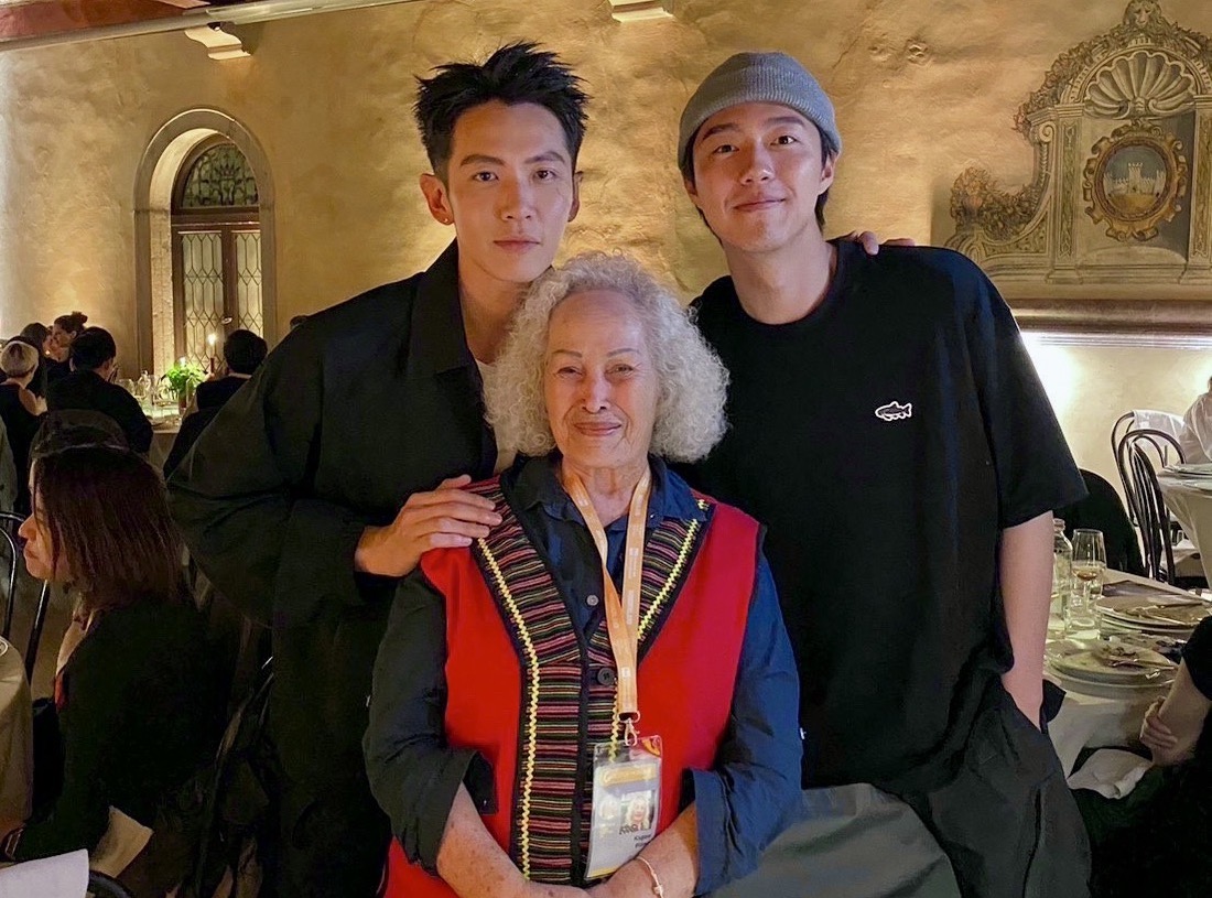 林詹珍妹為孫女圓追星夢，成功與柯震東、蔡凡熙合照，哄孫女開心。（華映提供）