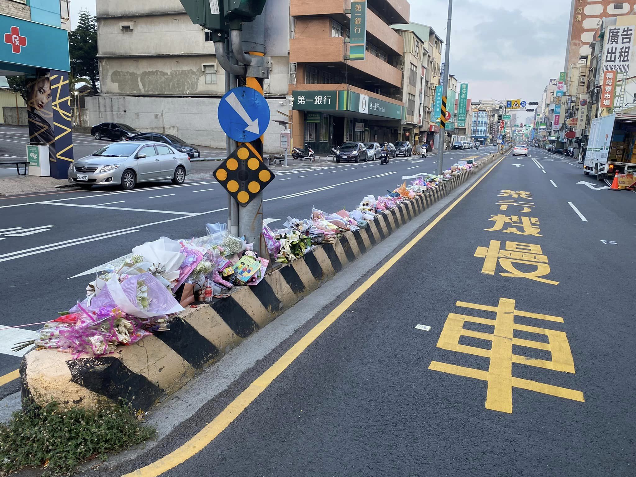 台南女童跟媽媽手牽手過馬路時，遭左轉車衝撞碾壓，當場死亡，民眾不捨到事故現場擺花、玩具哀悼。（翻攝自路上觀察學院臉書）