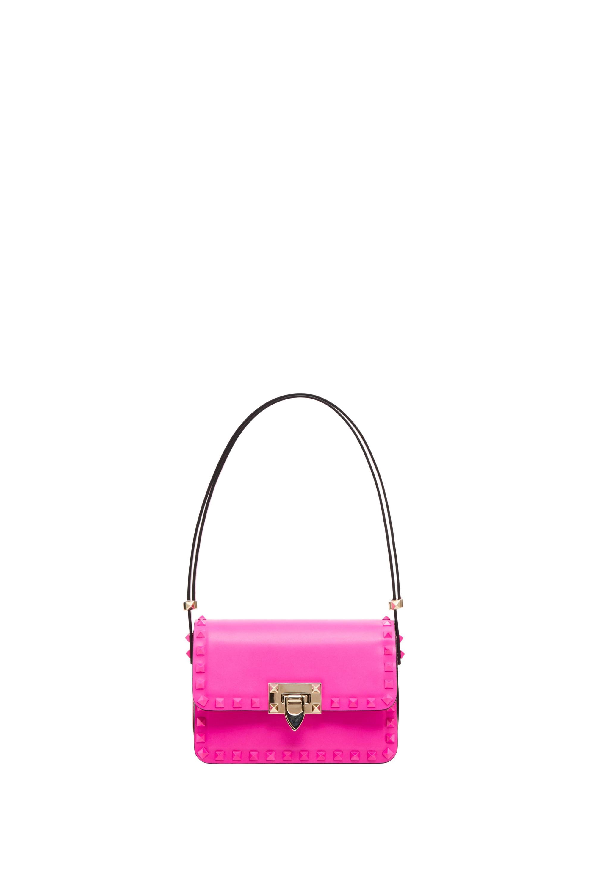 陳慧琳手上同款的Valentino Garavani Rockstud23 粉色肩背包,是品牌最新包款。(VALENTINO提供)