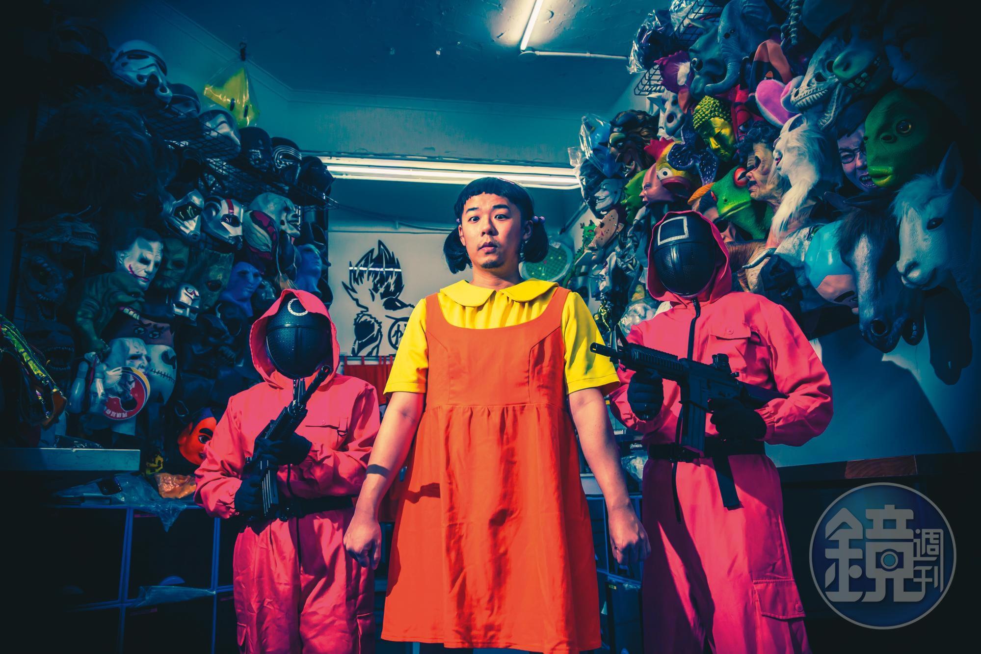 李嘉泉(中)創神龍變裝店,在韓劇《魷魚遊戲》爆紅時,率先推出租借木頭人小女孩的服飾,引領同業跟風。