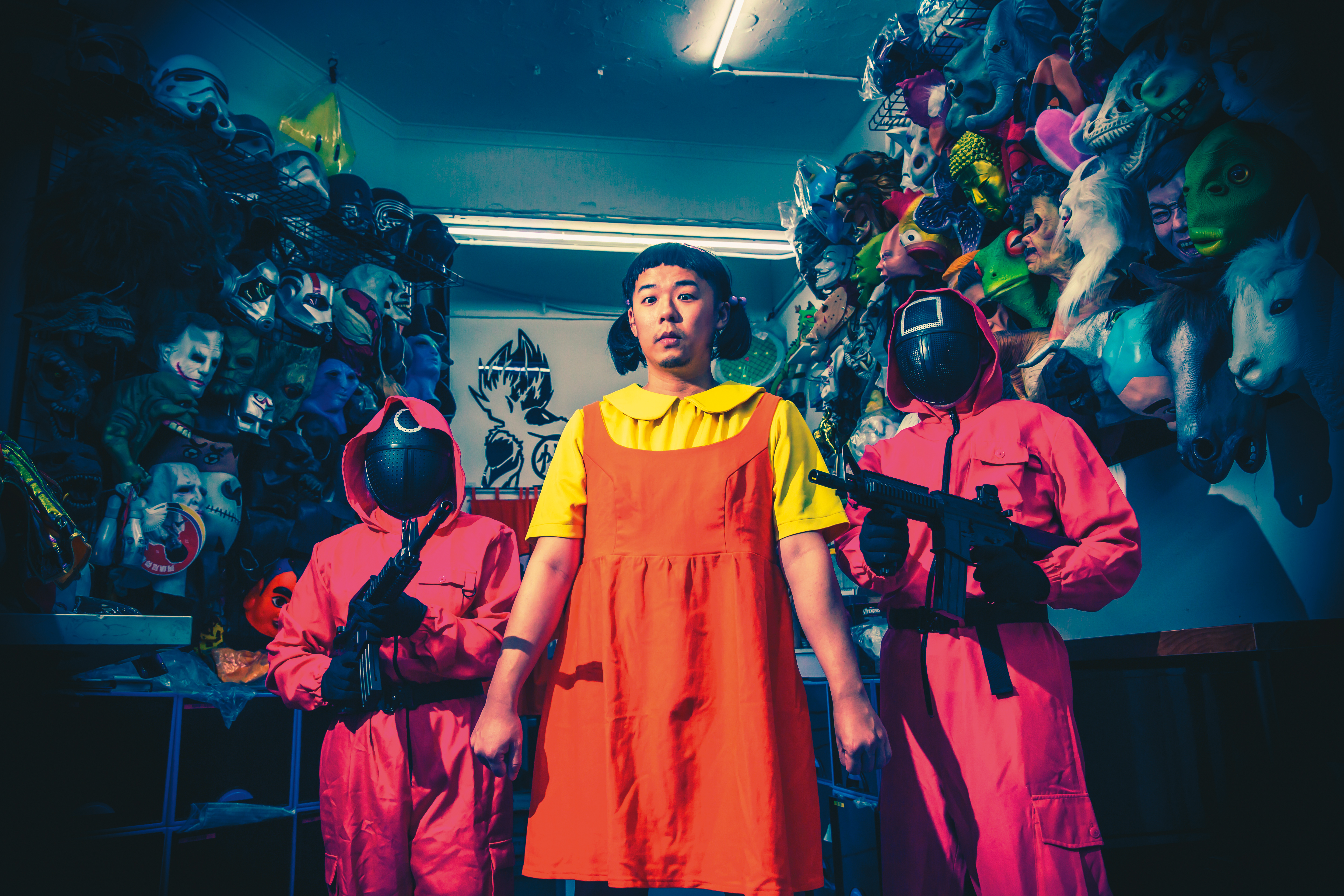 李嘉泉（中）創神龍變裝店，在韓劇《魷魚遊戲》爆紅時，率先推出租借木頭人小女孩的服飾，引領同業跟風。