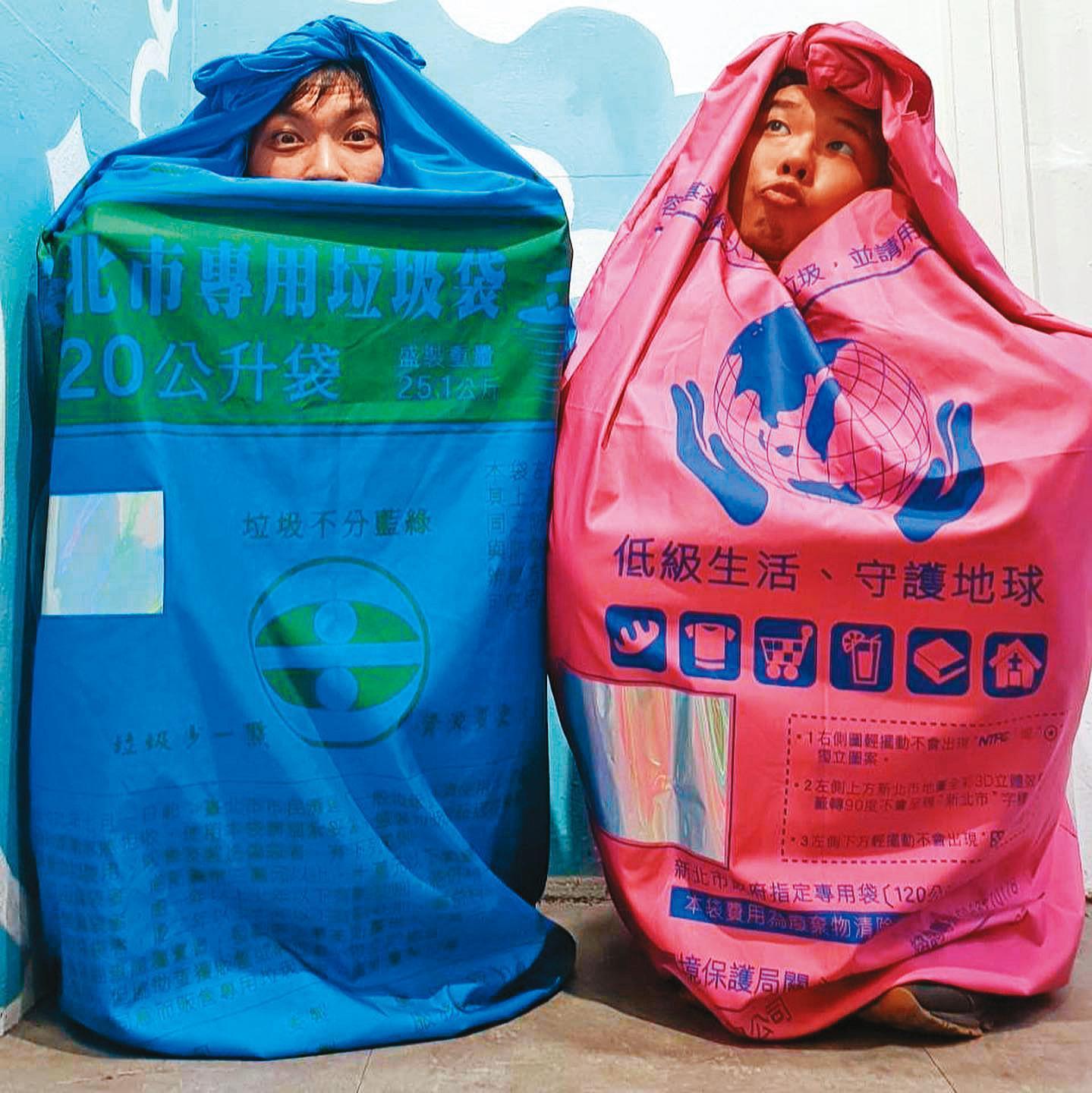 神龍首推創意變裝為雙北市垃圾袋,連反光的防偽標籤都真實還原,袋子上印有「垃圾不分藍綠」的字樣。(李嘉泉提供)