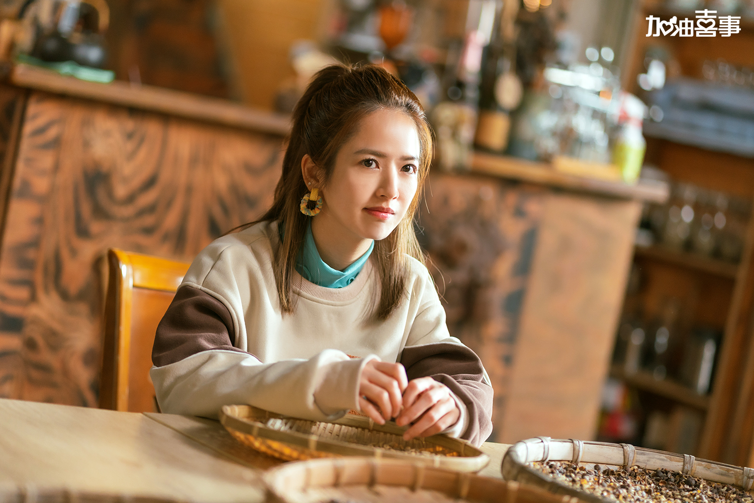 臧芮軒直接「升級」對媽媽的孝心，為愛出國的父母兌換外幣。（TVBS提供）