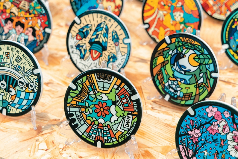 彩繪人孔蓋搖身一變為杯墊，激發出一批批「蓋粉」蒐集。