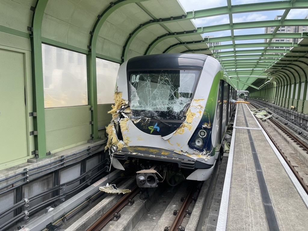 中捷列車撞上掉落軌道的建案吊臂，釀成1死10傷的悲劇，中捷公司將向涉案的建商求償。（翻攝畫面）