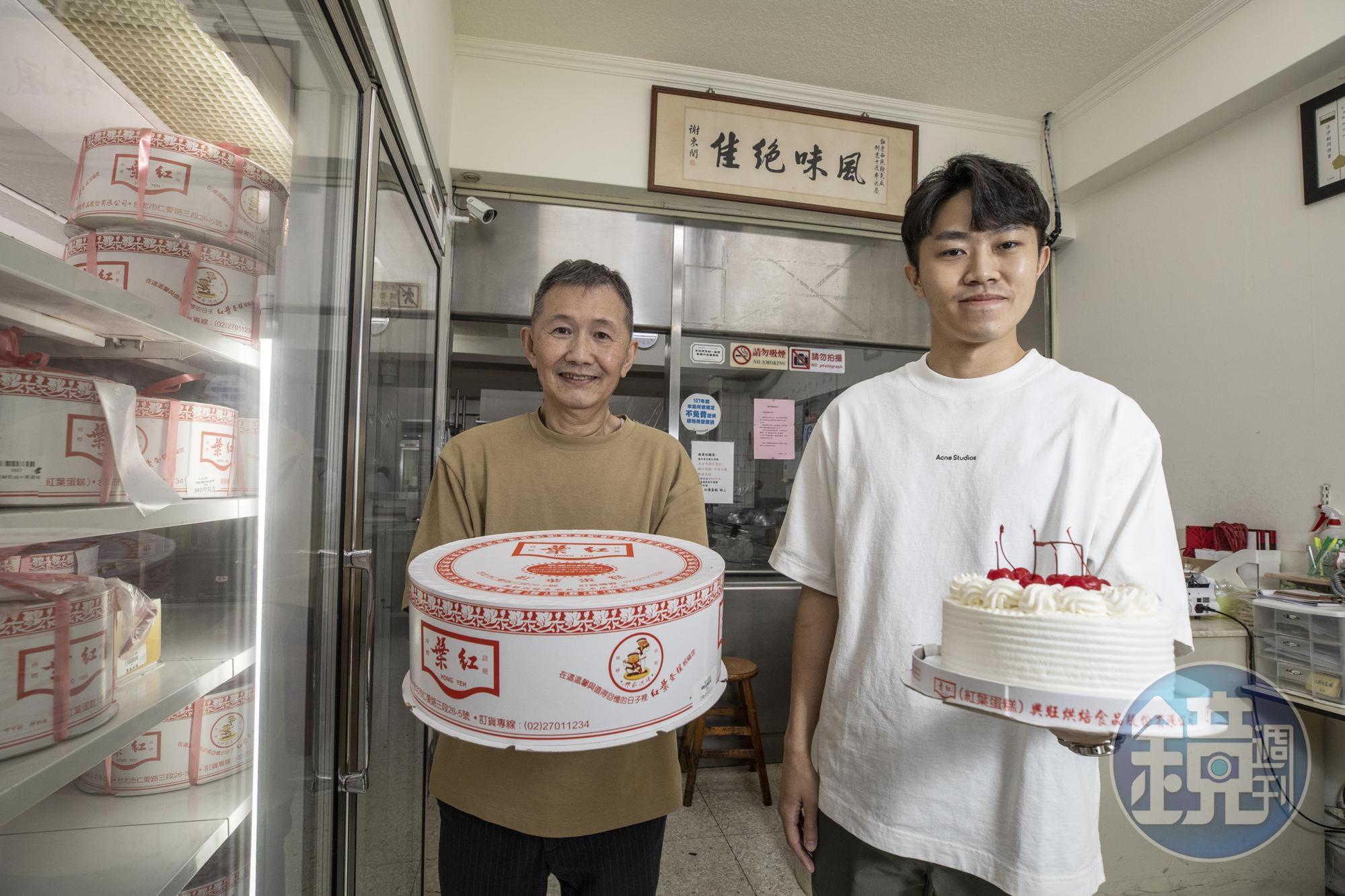 紅葉第3代許孟燏(右)接手老店後想讓品牌年輕化,三顧茅廬才請出第2代、大伯許振華(左)一起受訪。
