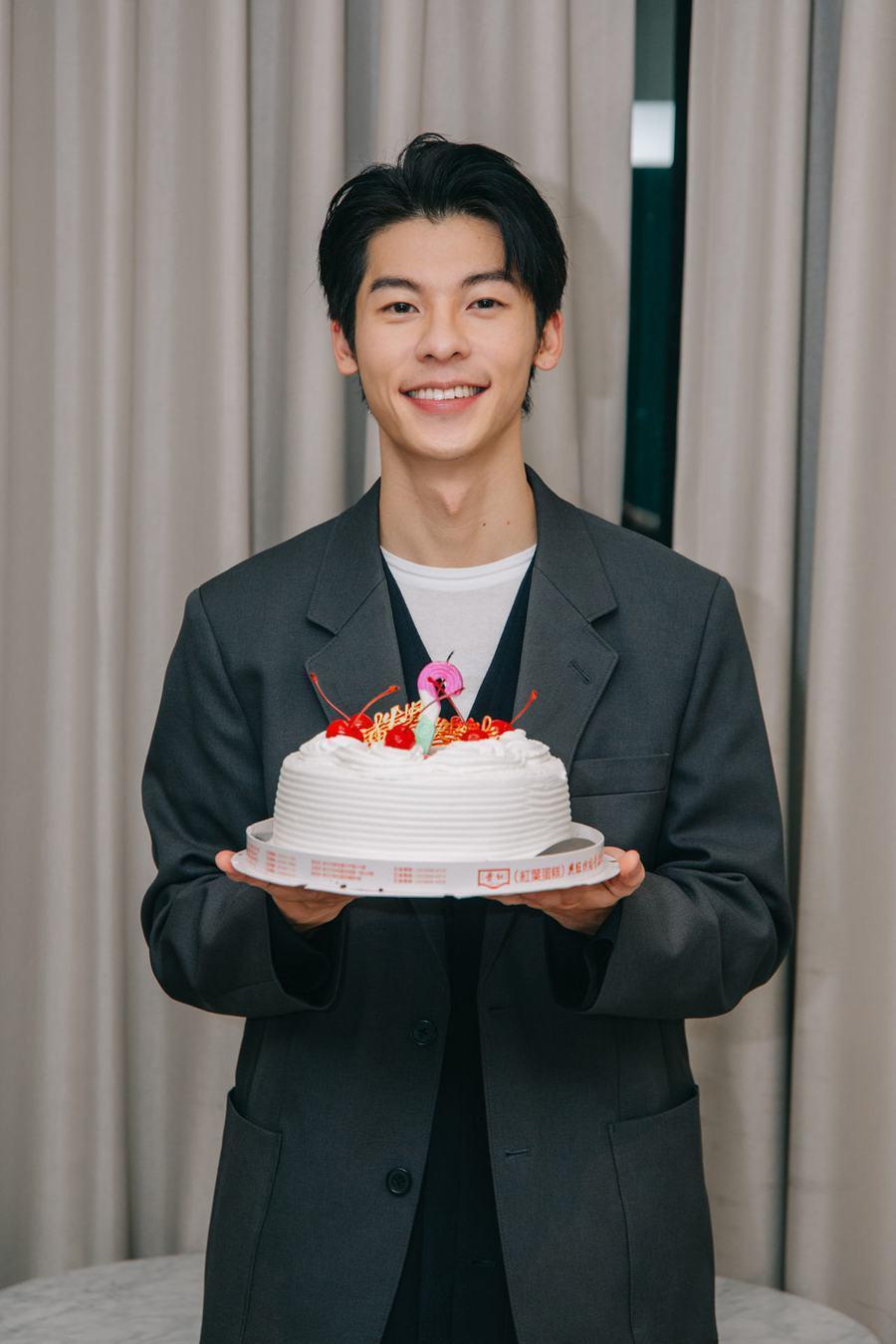 藝人許光漢30歲生日時以紅葉鮮奶油蛋糕慶生,引起網路一陣詢問熱潮。(何樂音樂提供)