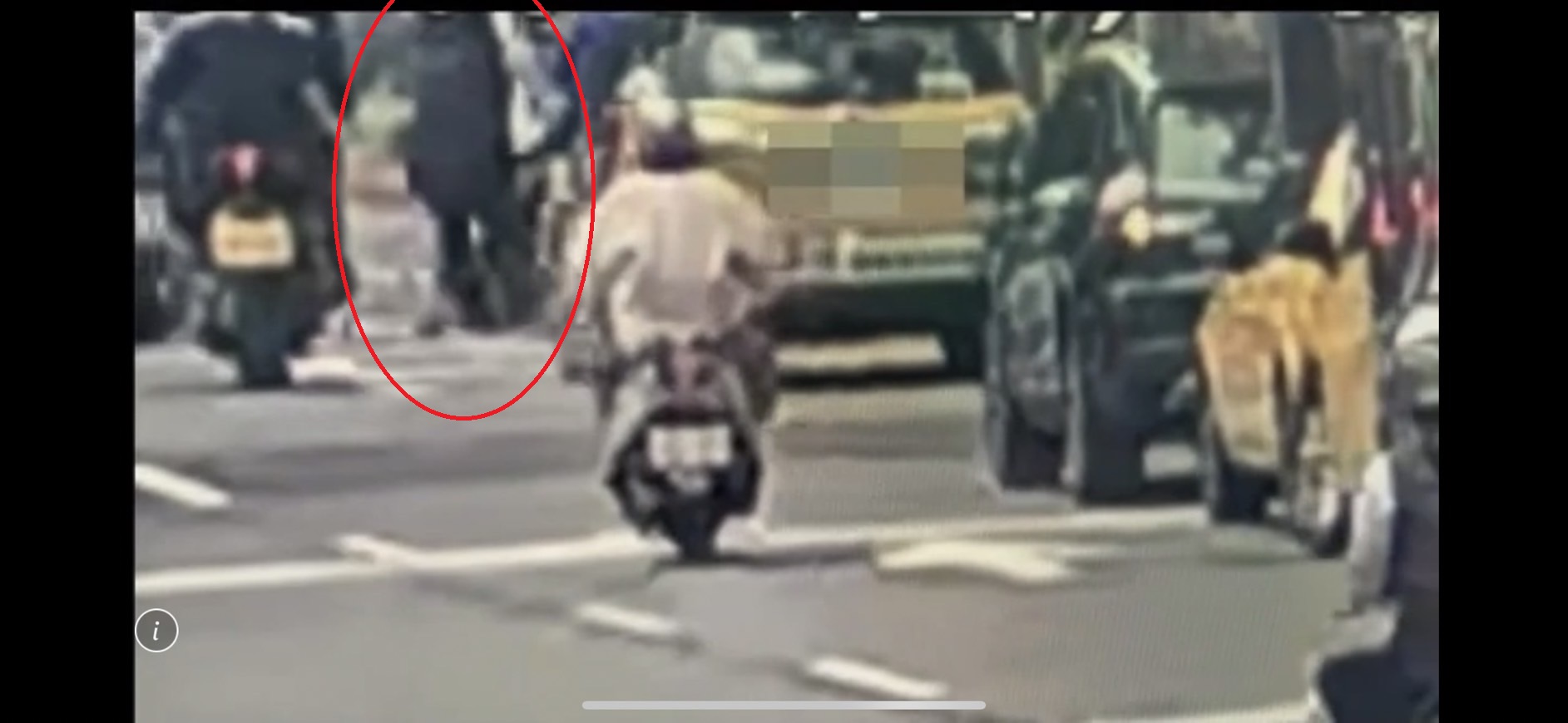 計程車司機（紅圈處）趁停等紅燈機會，下車拉扯男大生的背包理論。（翻攝畫面）