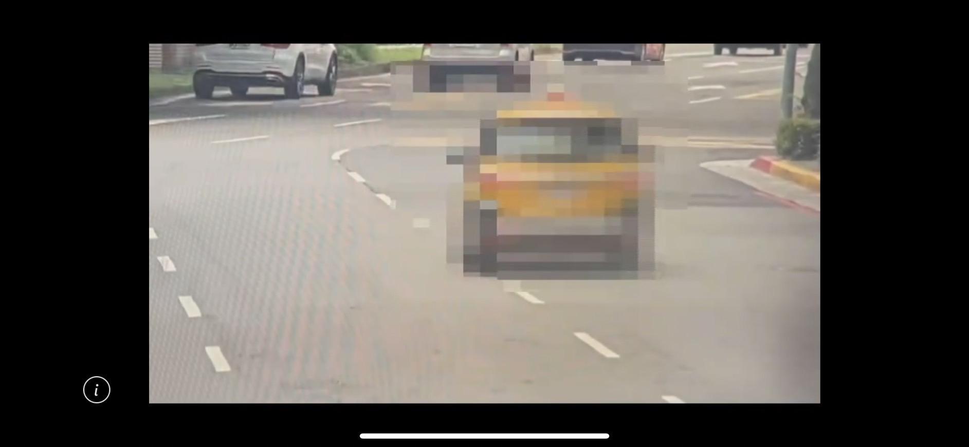 警方調閱監視器，發現計程車司機一路尾隨男大生的機車。（翻攝畫面）