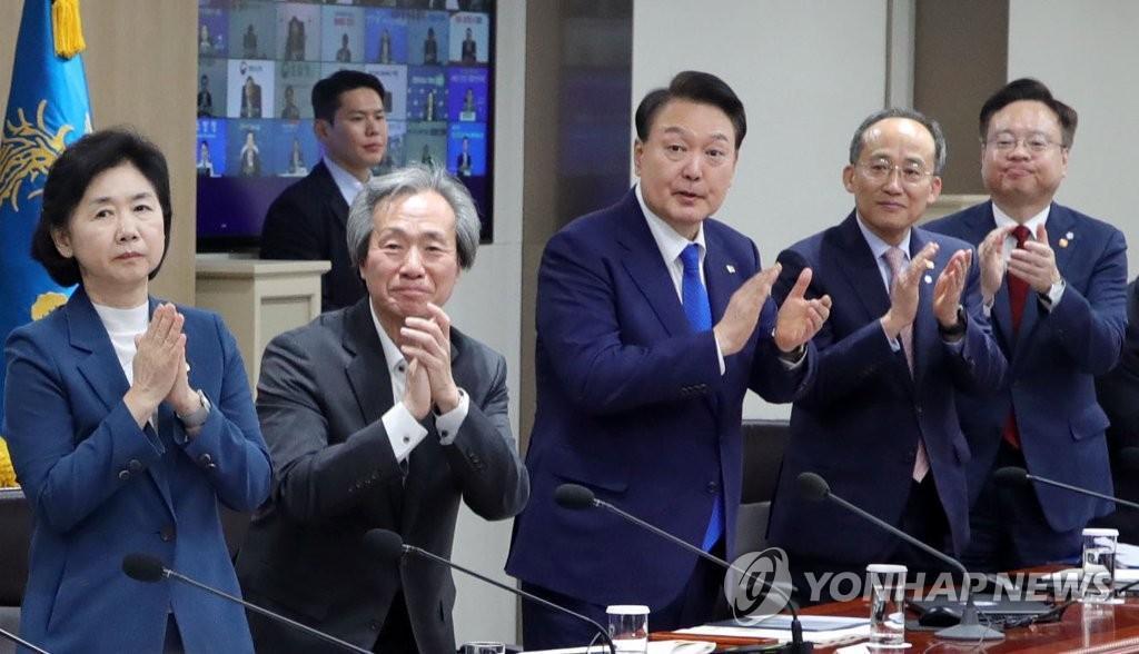 尹錫悅宣布6月起調降新冠在韓國國內的疫情級別。(翻自《韓聯社》)