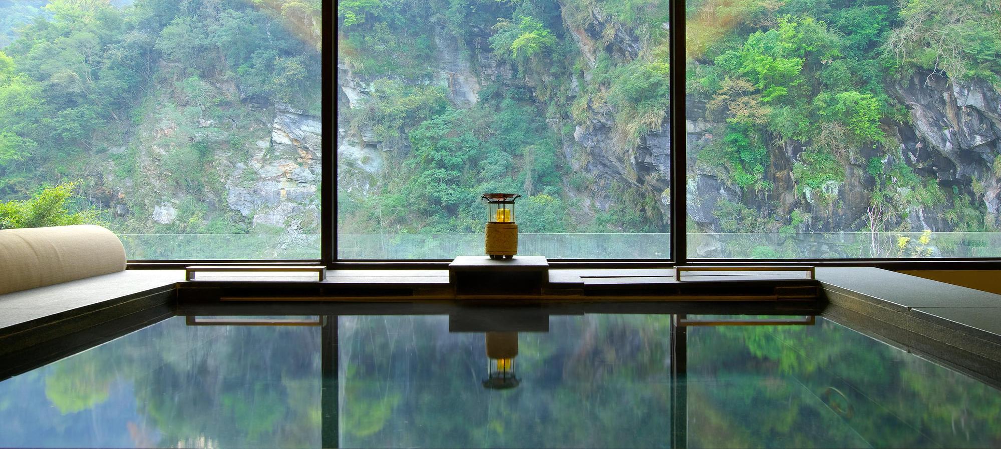 沐蘭SPA每間芳療室皆有大片玻璃窗,一邊體驗「旅人最愛紓解時差按摩」療程一邊飽覽窗外山水之美。3,680元/人。 (飯店提供)