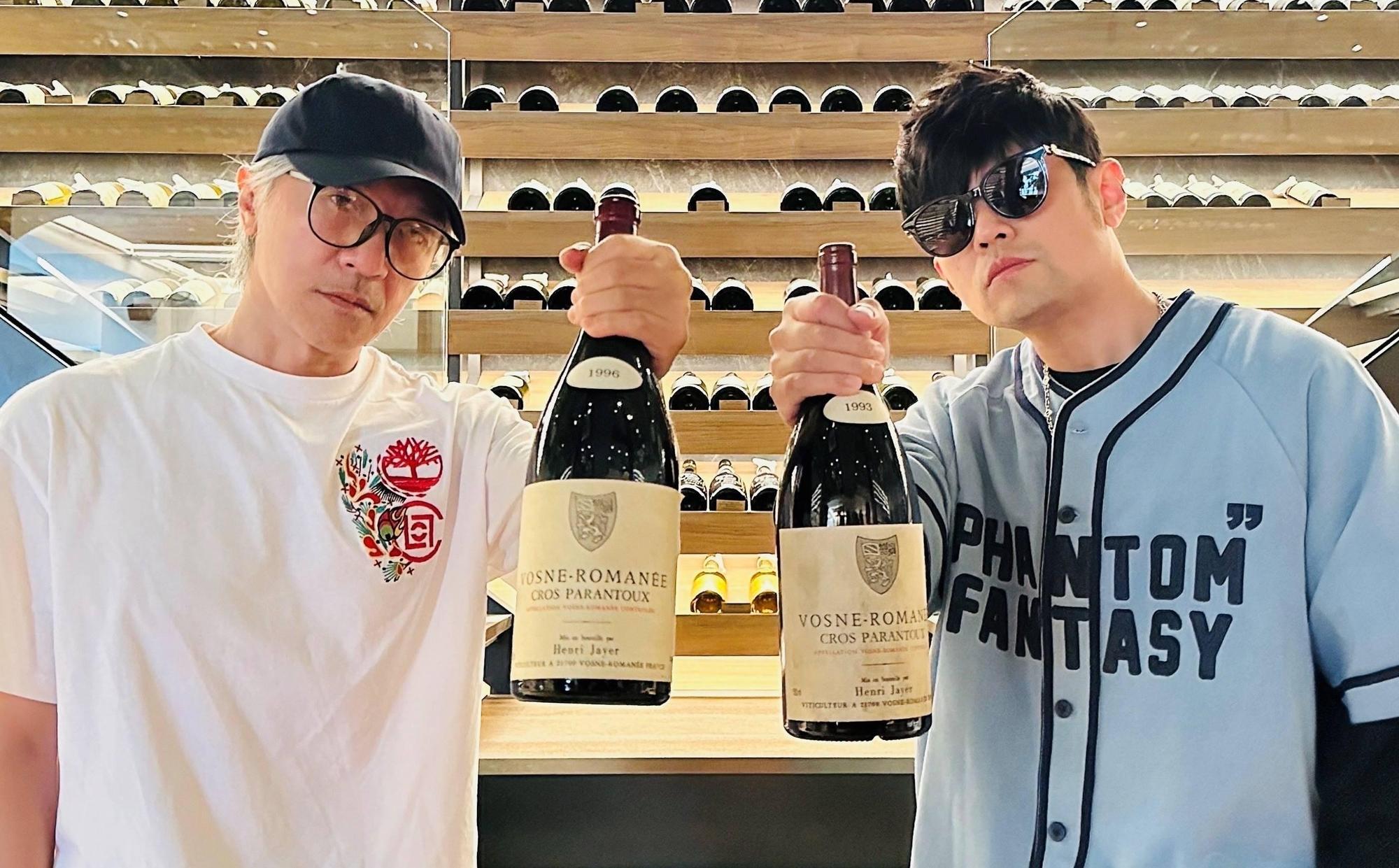 周杰倫與周星馳相見歡,2人暢聊紅酒經。(杰威爾提供)