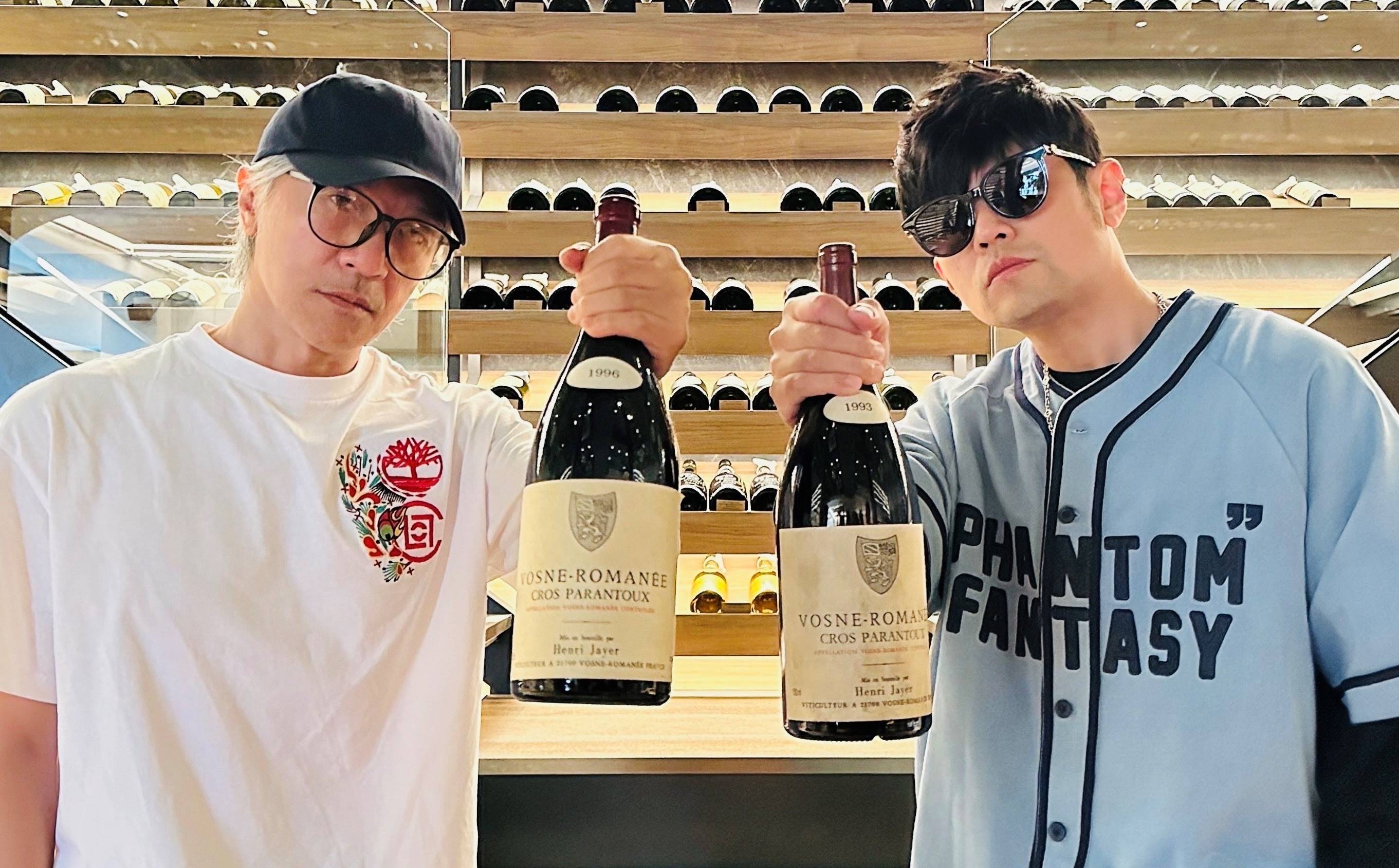 周杰倫與周星馳相見歡，2人暢聊紅酒經。（杰威爾提供）