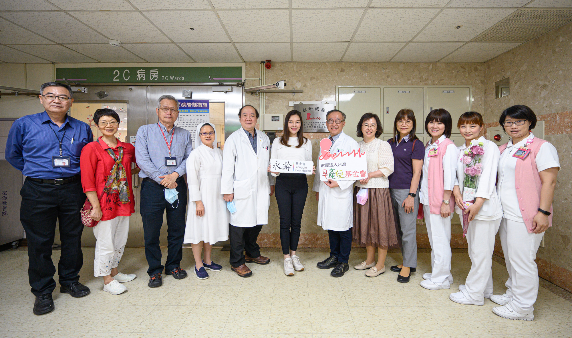 曾馨瑩代表永齡基金會，與早產兒基金探訪桃園聖保祿醫院，關懷早產兒媽媽。（翻攝早產兒基金會臉書）