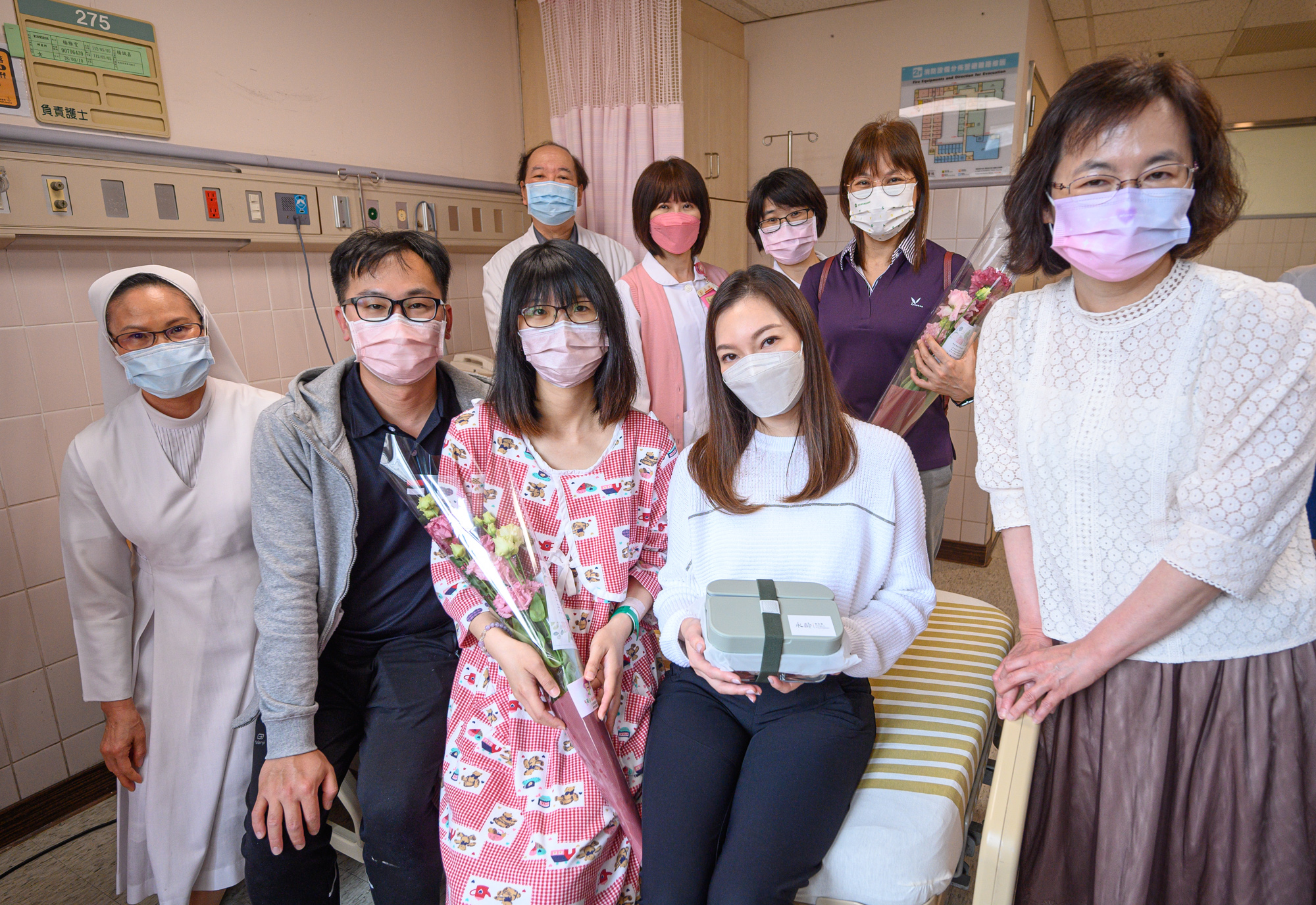 曾馨瑩到醫院送桔梗花束給安胎的早產兒媽媽。（翻攝早產兒基金會臉書）