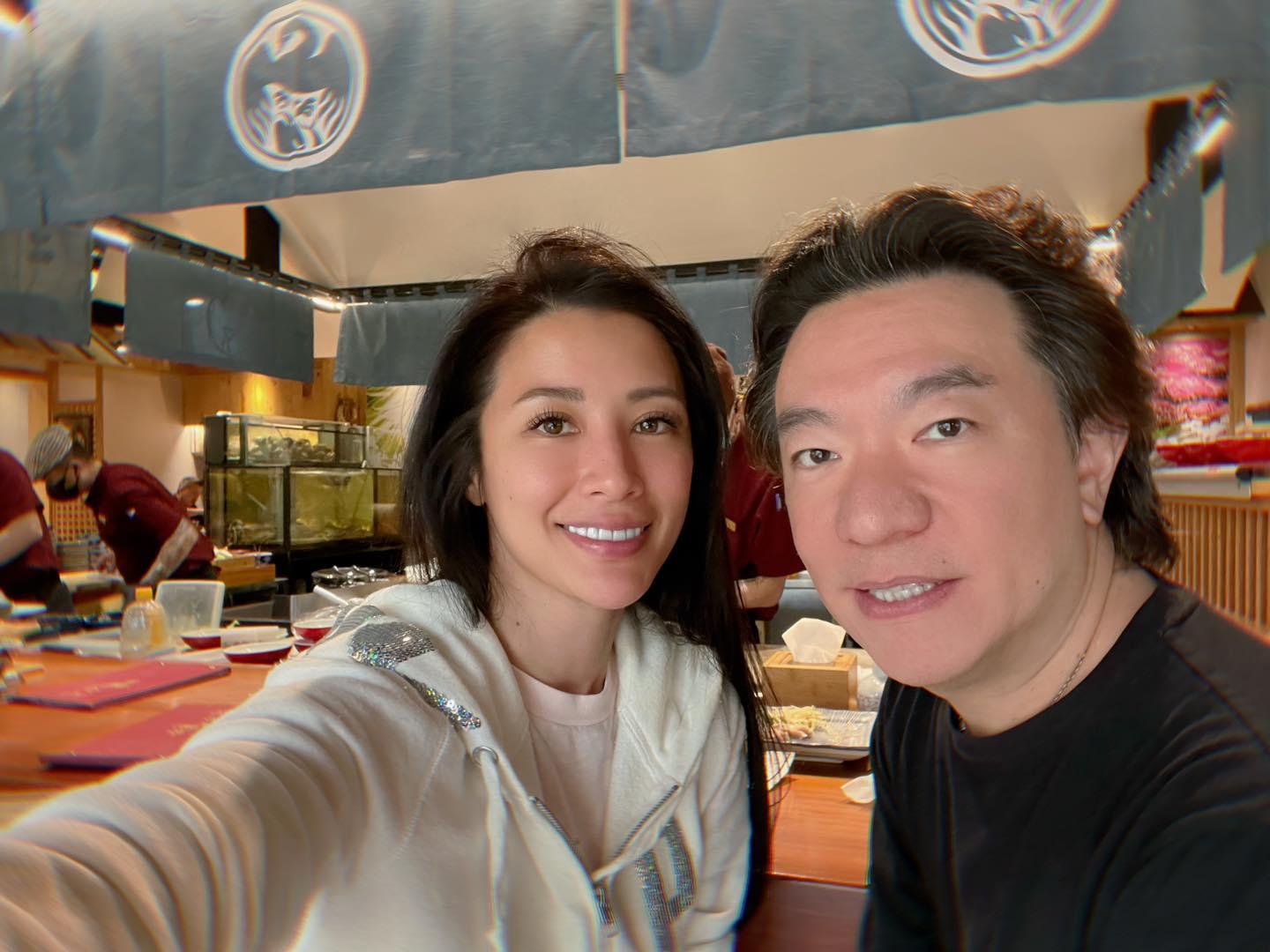 李蒨蓉（左）與老公李德立結婚19年。（翻攝李蒨蓉臉書）