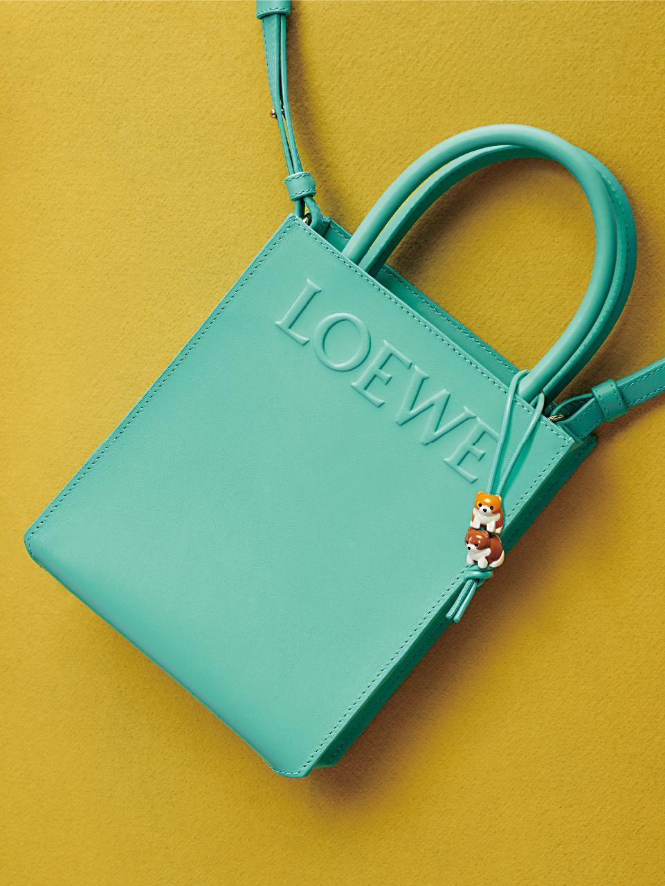 情人節限定薄荷綠皮革托特包。NT$64,000(LOEWE提供)