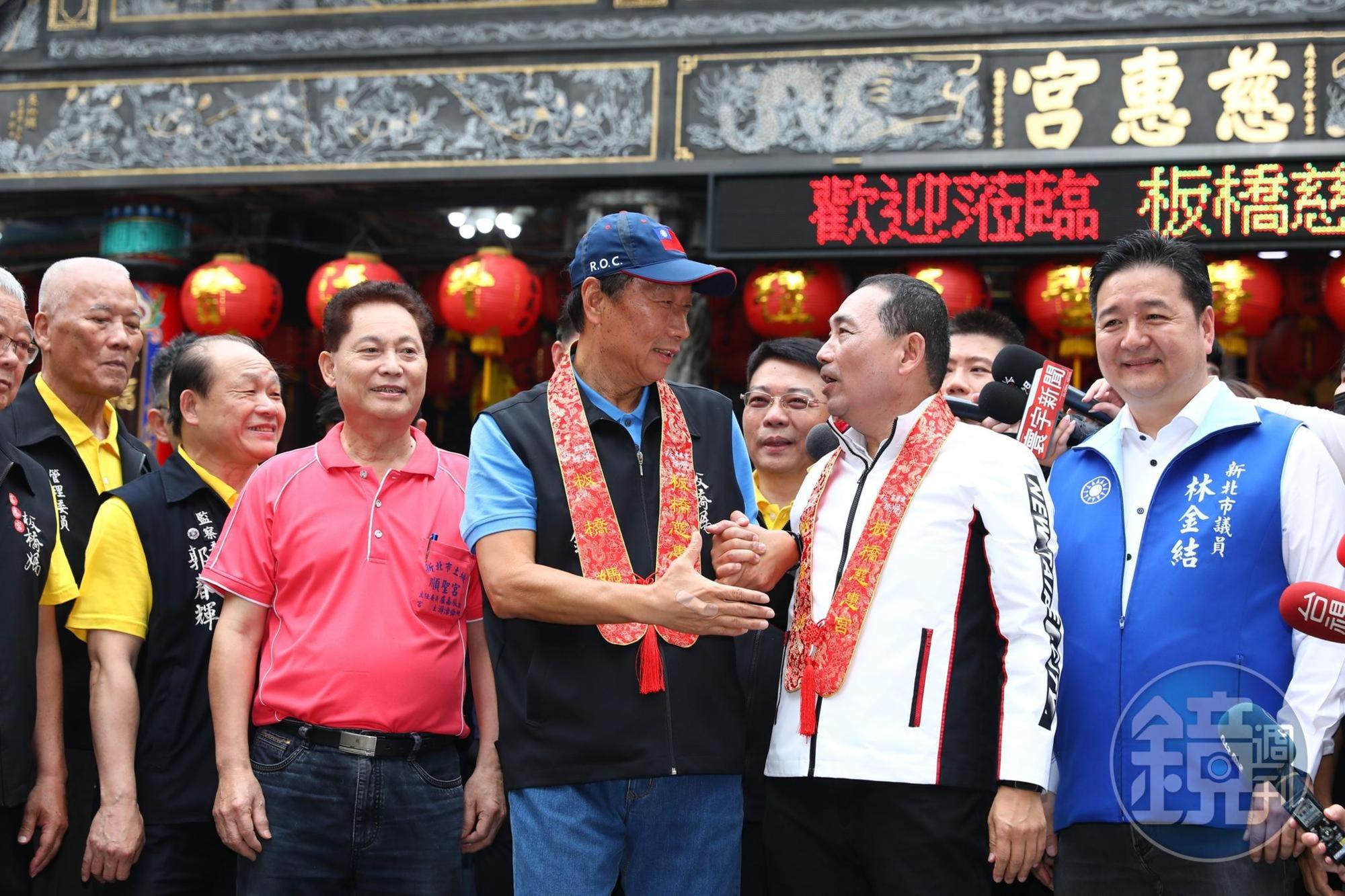 郭台銘跟侯友宜一起點燃起馬炮有說有笑，但聊了什麼雙方都不願多談。