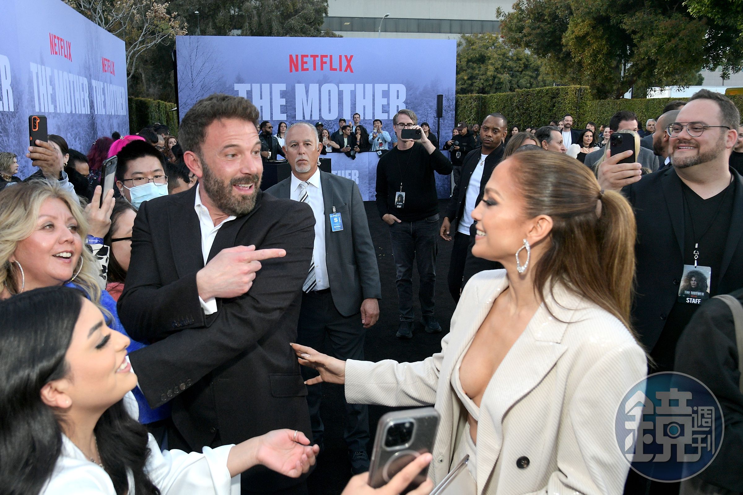班艾佛列克（左）的表情好像是「妳來啦？這是妳的主場」。（Netflix提供）