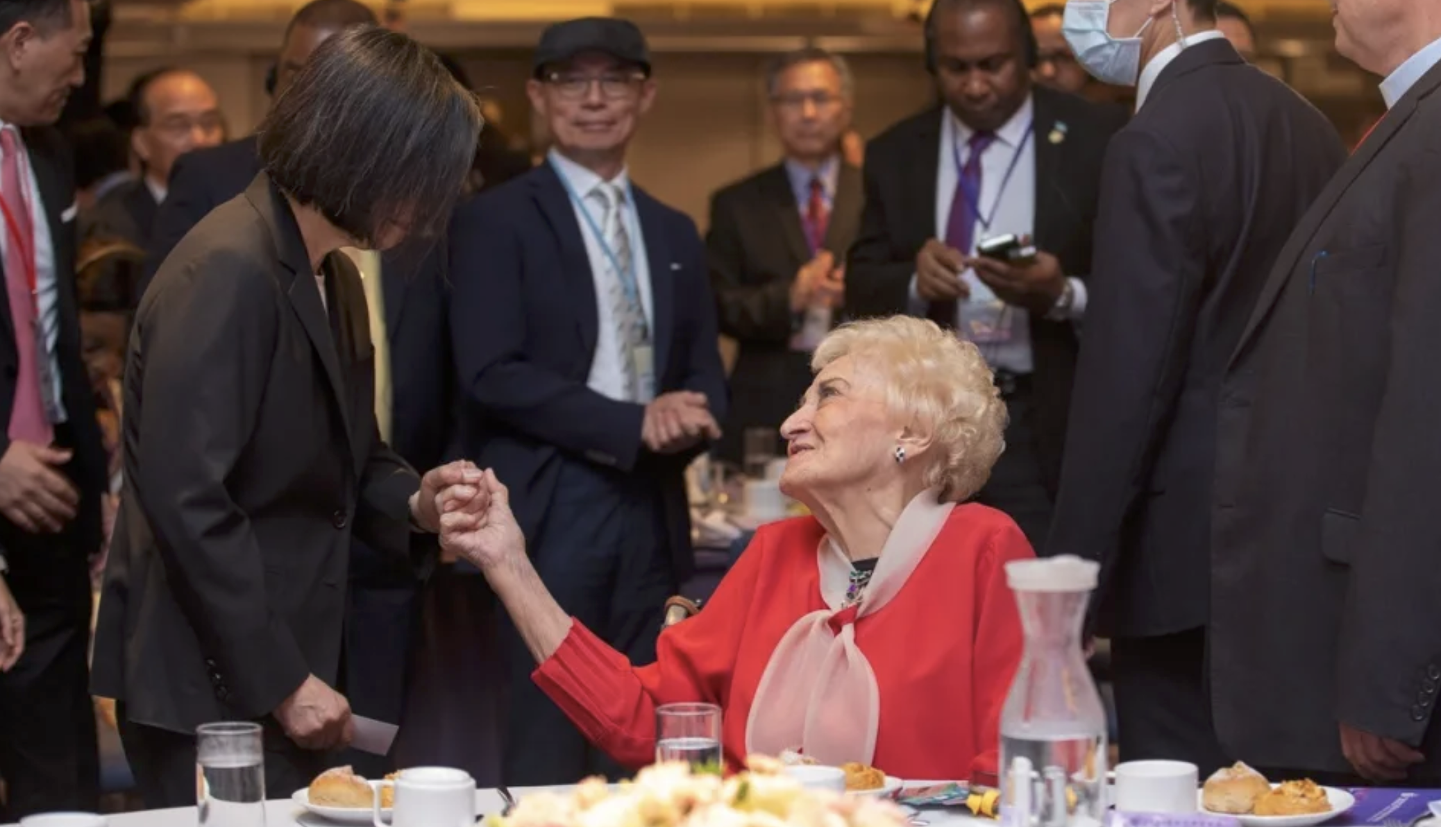 蔡英文（左）今出席國家祈禱早餐會，彭蒙惠（右）坐在她旁邊。（總統府提供）