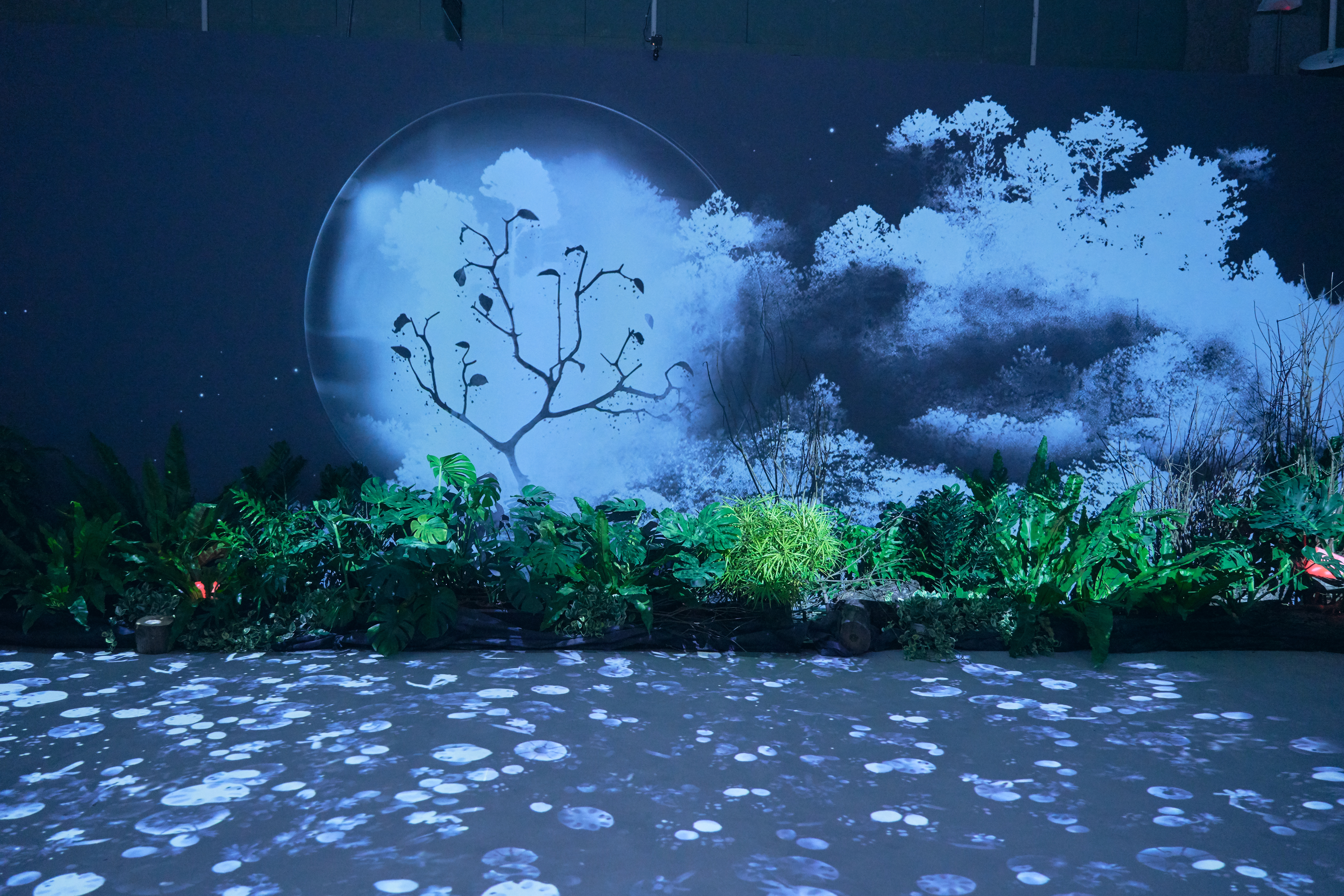 製作《離線時區Logout Time》的困難除了經費，還要小心照料場內植物。（紅然公司提供）