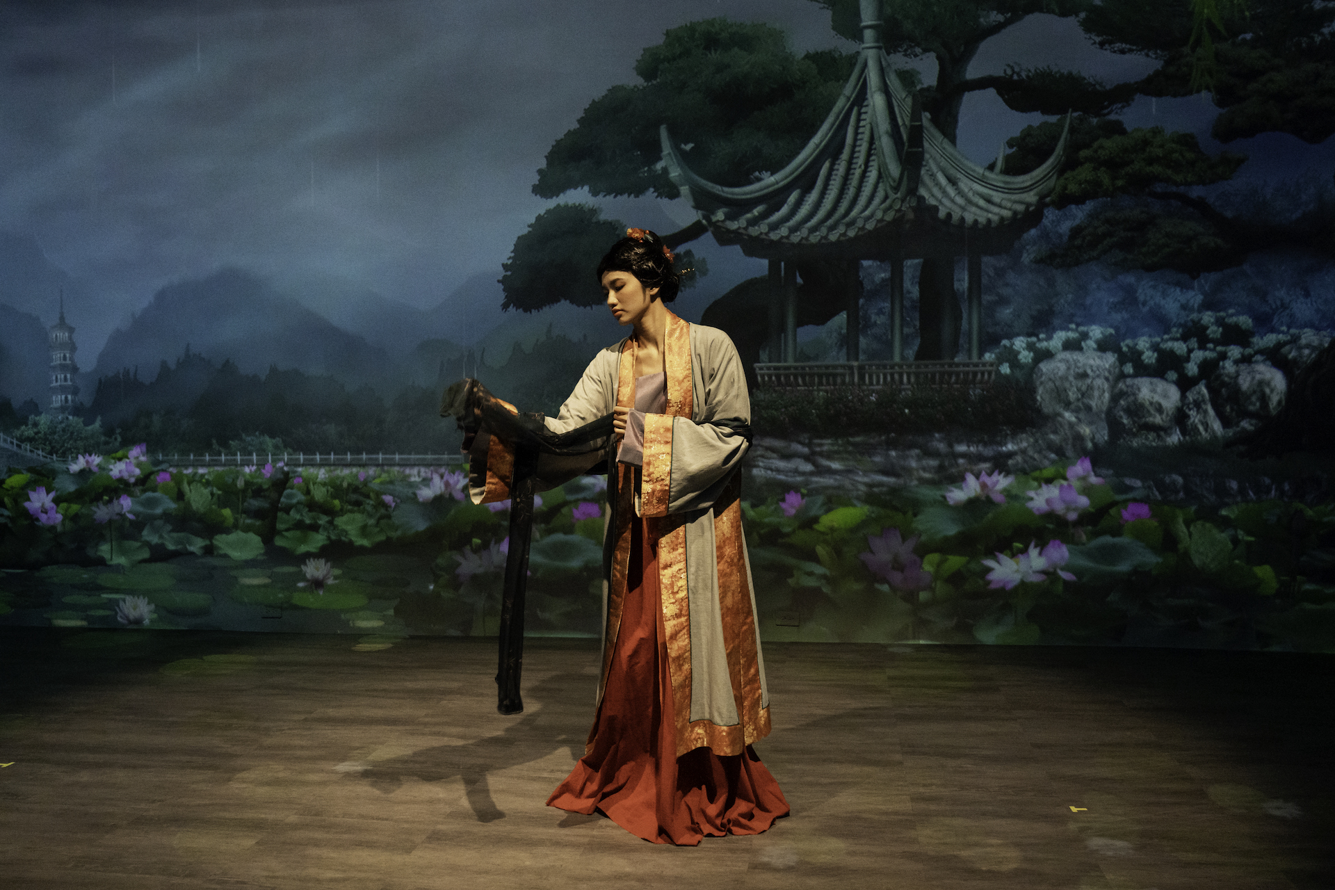 《迷宮書店》的演員不僅要理解劇本和導演指示，還要弄清楚每個場景畫面的轉換所代表的意涵。（紅然公司提供）