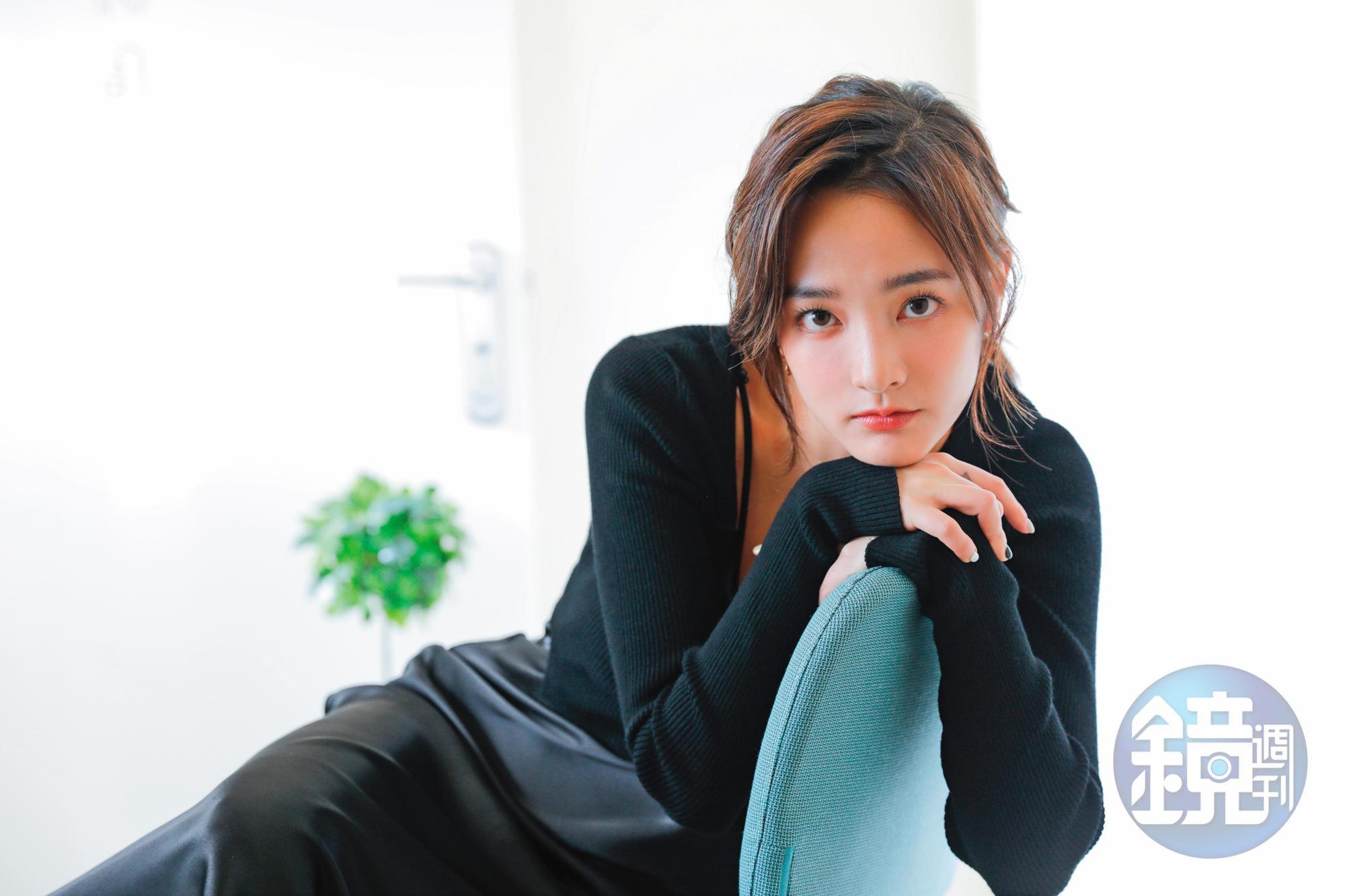 15歲就出小說《芭樂愛情》的王淨，從文藝美少女變成女明星，但她不搞神祕假裝，堅持做自己的主人。