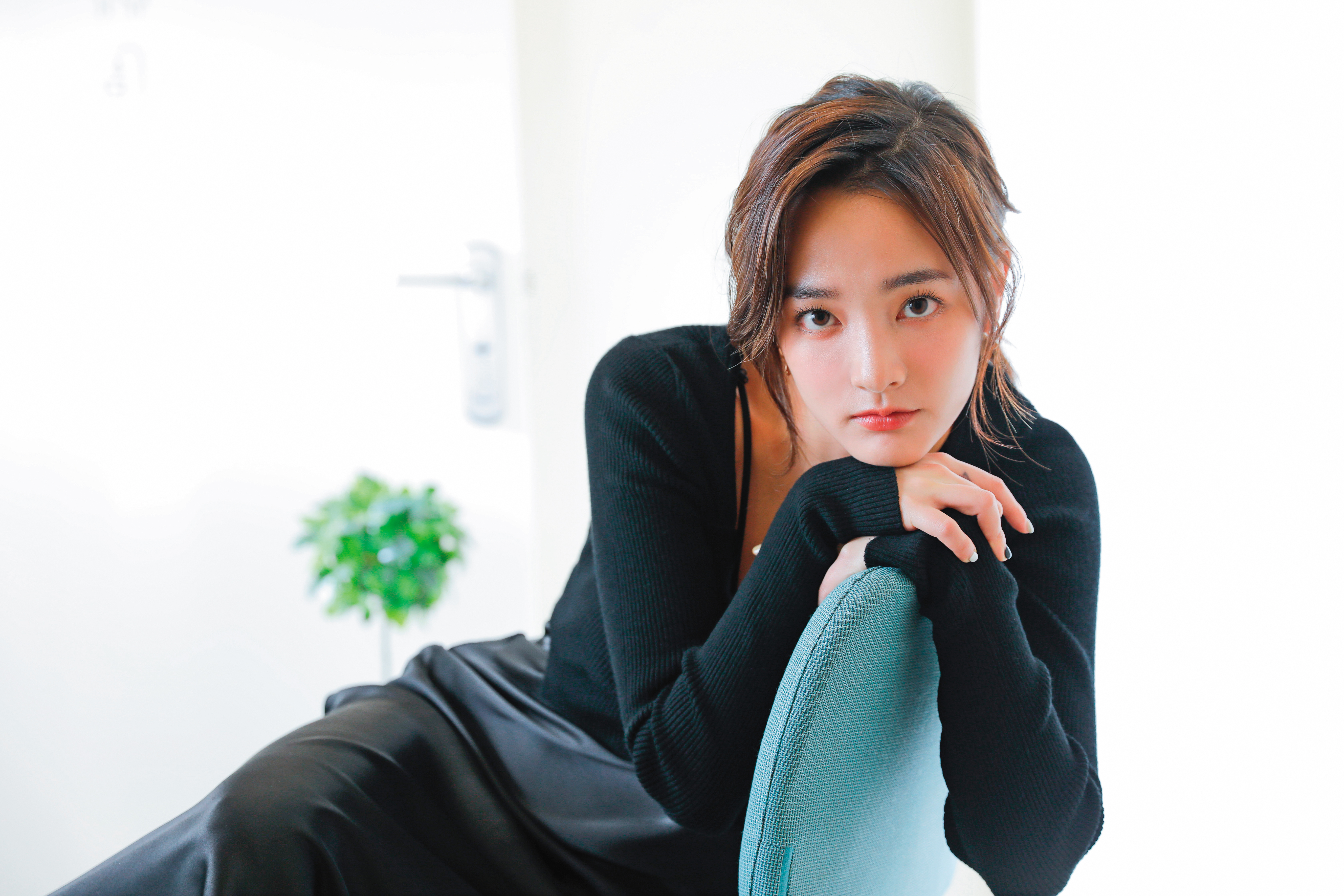 15歲就出小說《芭樂愛情》的王淨，從文藝美少女變成女明星，但她不搞神祕假裝，堅持做自己的主人。