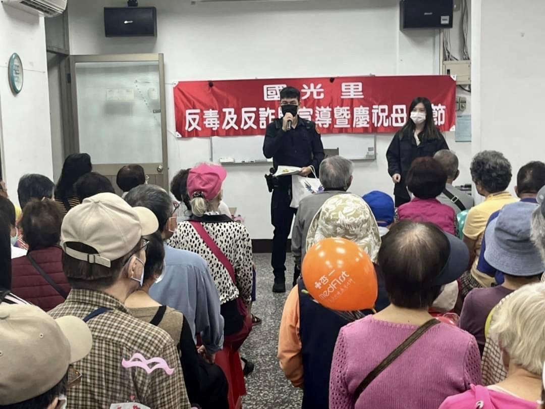 母親節即將到來,海山警赴活動中心宣導反詐騙。(海山分局提供)