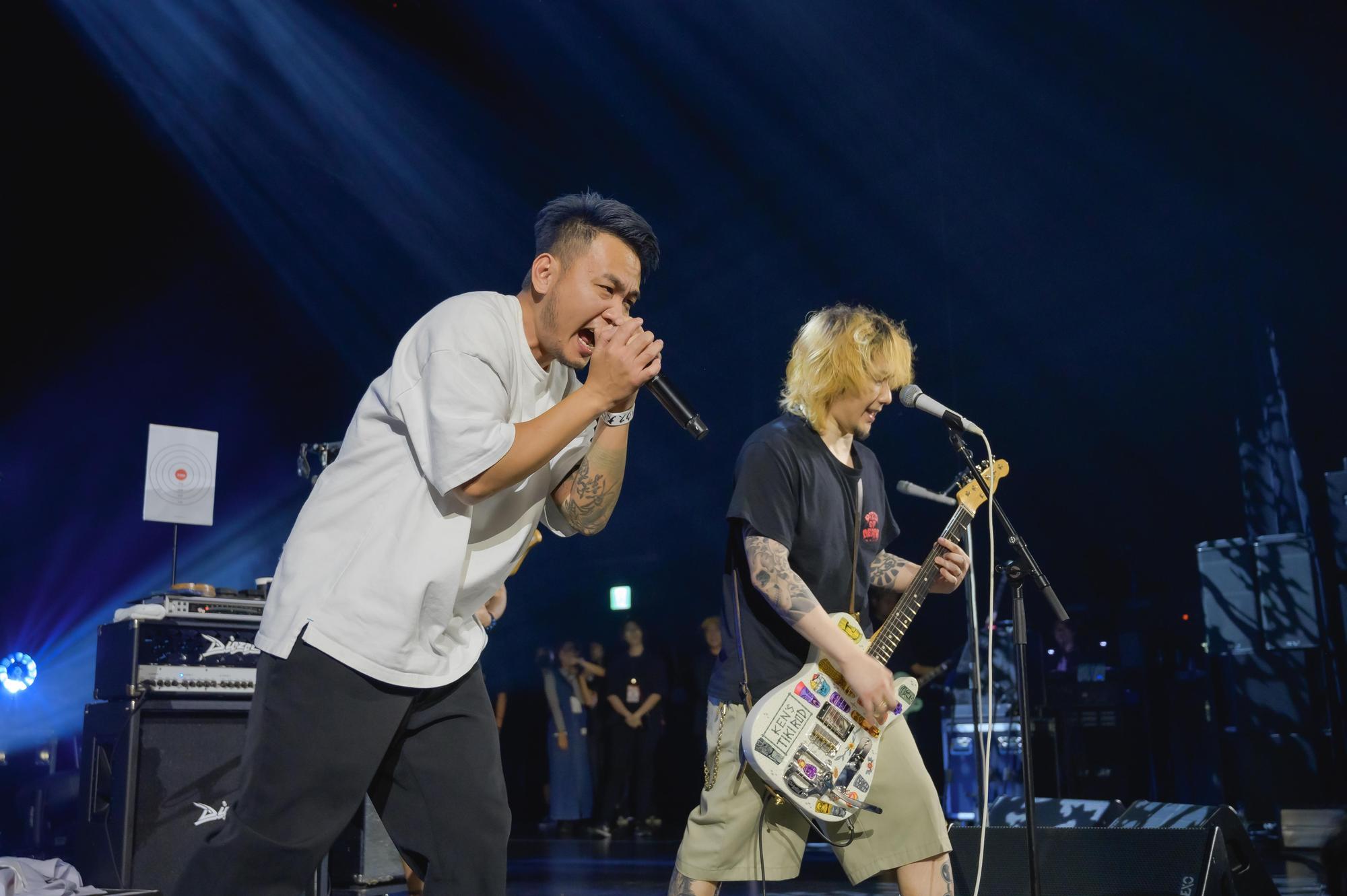 「滅火器」大正(左)美夢成真,與「Ken Yokoyama」橫山健同台飆歌。(Zepp New Taipei / 大鴻藝術BIG ART / FIRE ON MUSIC火氣音樂提供)