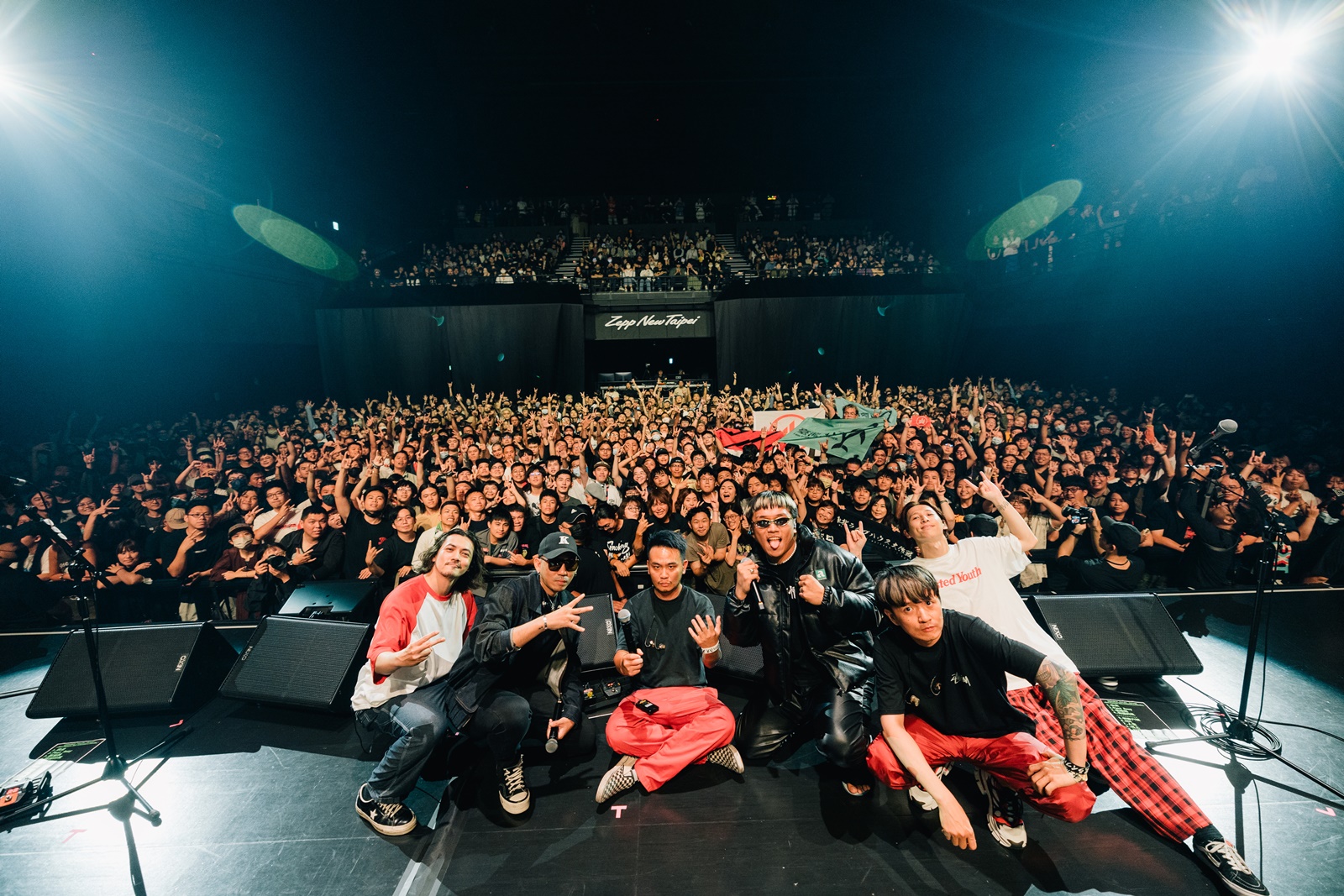 滅火器昨天還請到阿跨面和馬克一起登台演出。（Zepp New Taipei  / 大鴻藝術BIG ART / FIRE ON MUSIC火氣音樂提供）