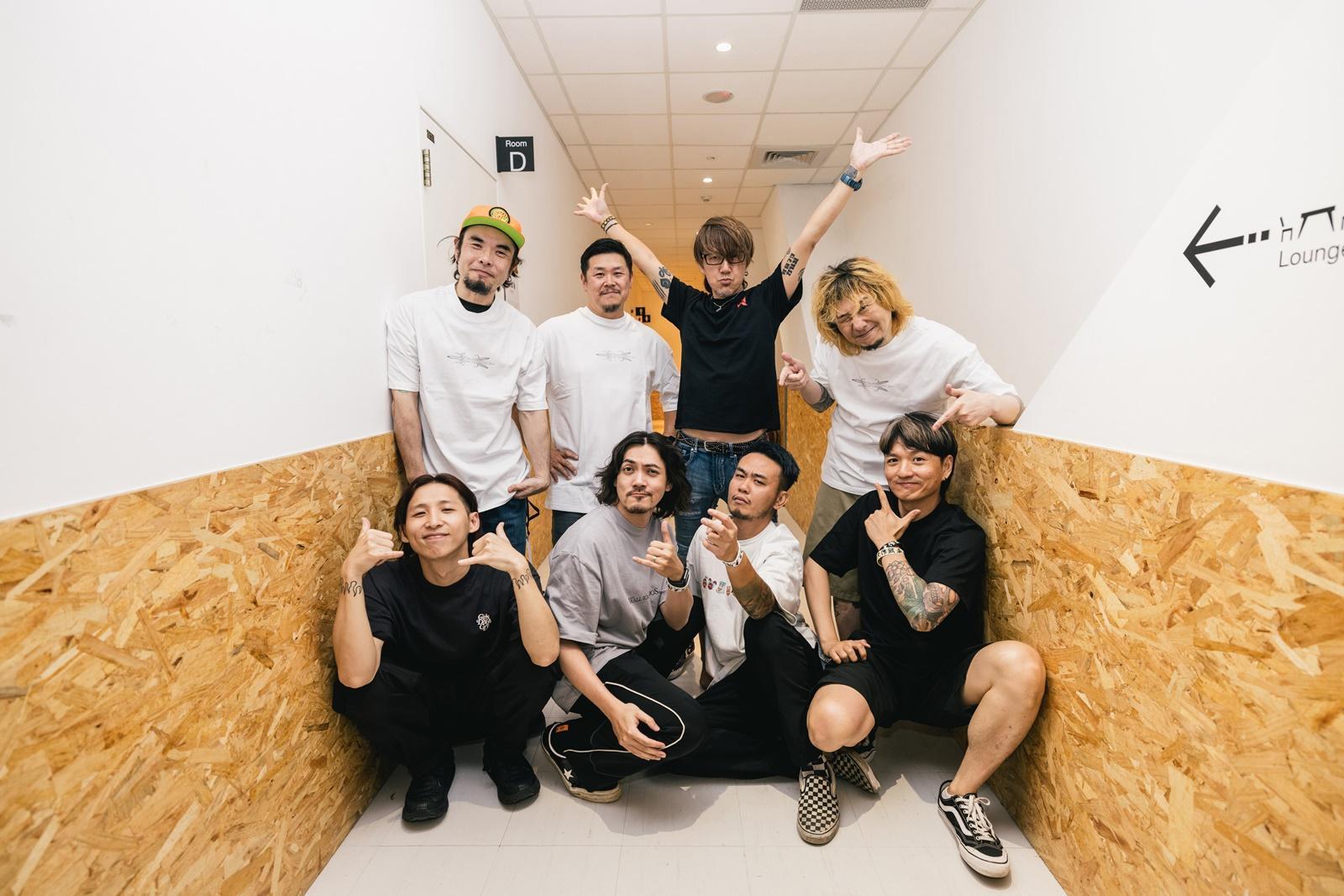 「滅火器」(下排)與「Ken Yokoyama」在Zepp New Taipei後台開心合影。(Zepp New Taipei / 大鴻藝術BIG ART / FIRE ON MUSIC火氣音樂提供)